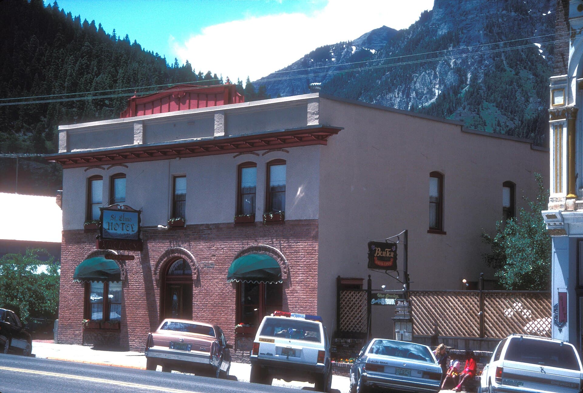 St. Elmo Hotel (via Wikimedia Commons, CC BY-SA 3.0)