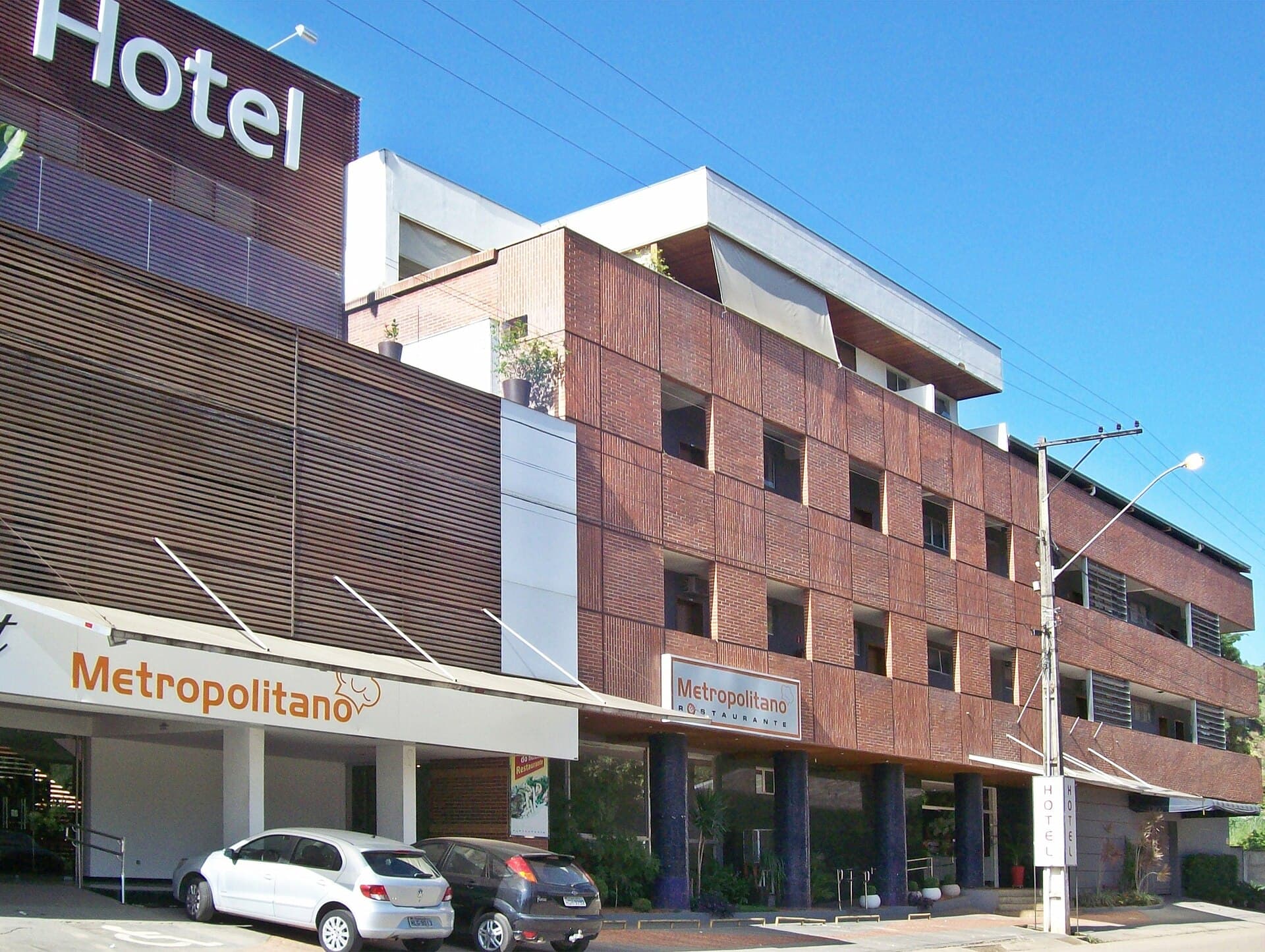 Hotel Metropolitano (via Wikimedia Commons, CC BY 3.0)
