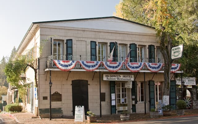 Murphys Historic Hotel (via Wikimedia Commons, CC BY 3.0)
