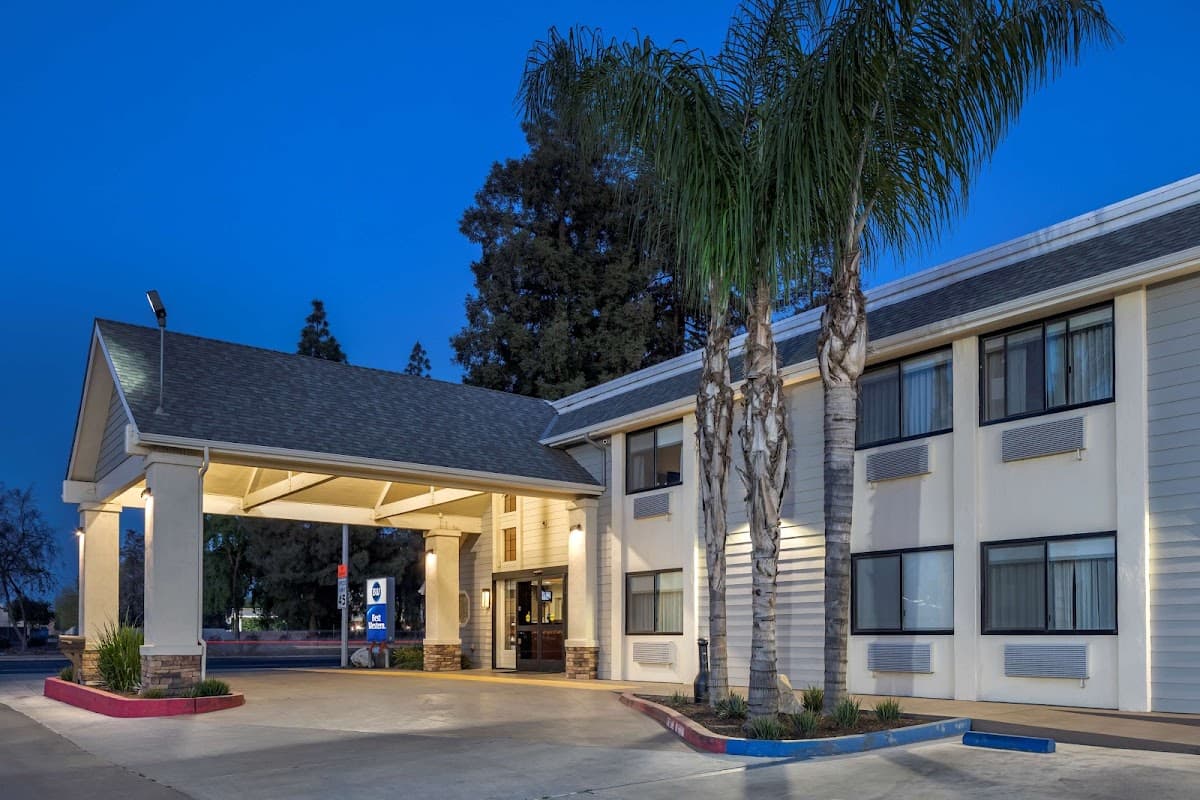 Best Western Town and Country Suites, Hotel in Tulare