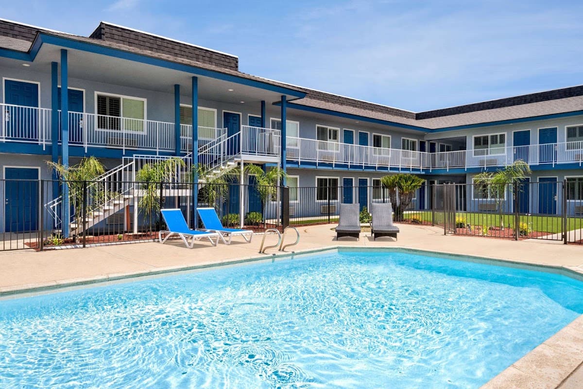 Super 8 by Wyndham Lindsay Olive Tree, Motel in Lindsay