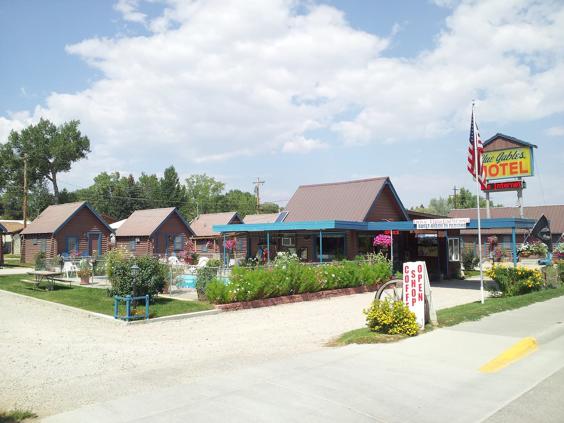 Blue Gables Motel & Coffee Bar (via Wikimedia Commons, CC BY-SA 3.0)