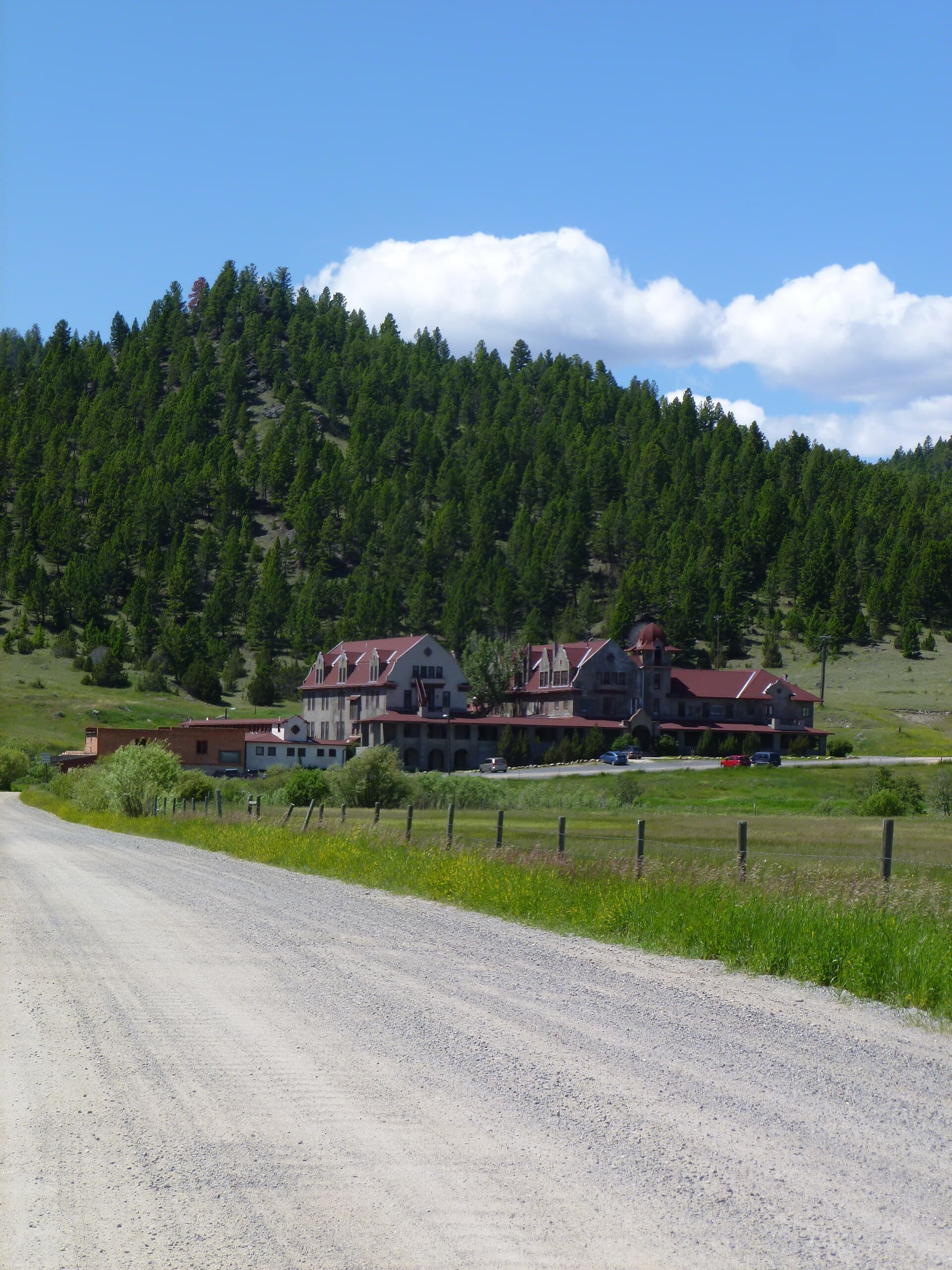 Boulder Hot Springs (via Wikimedia Commons, CC BY-SA 3.0)