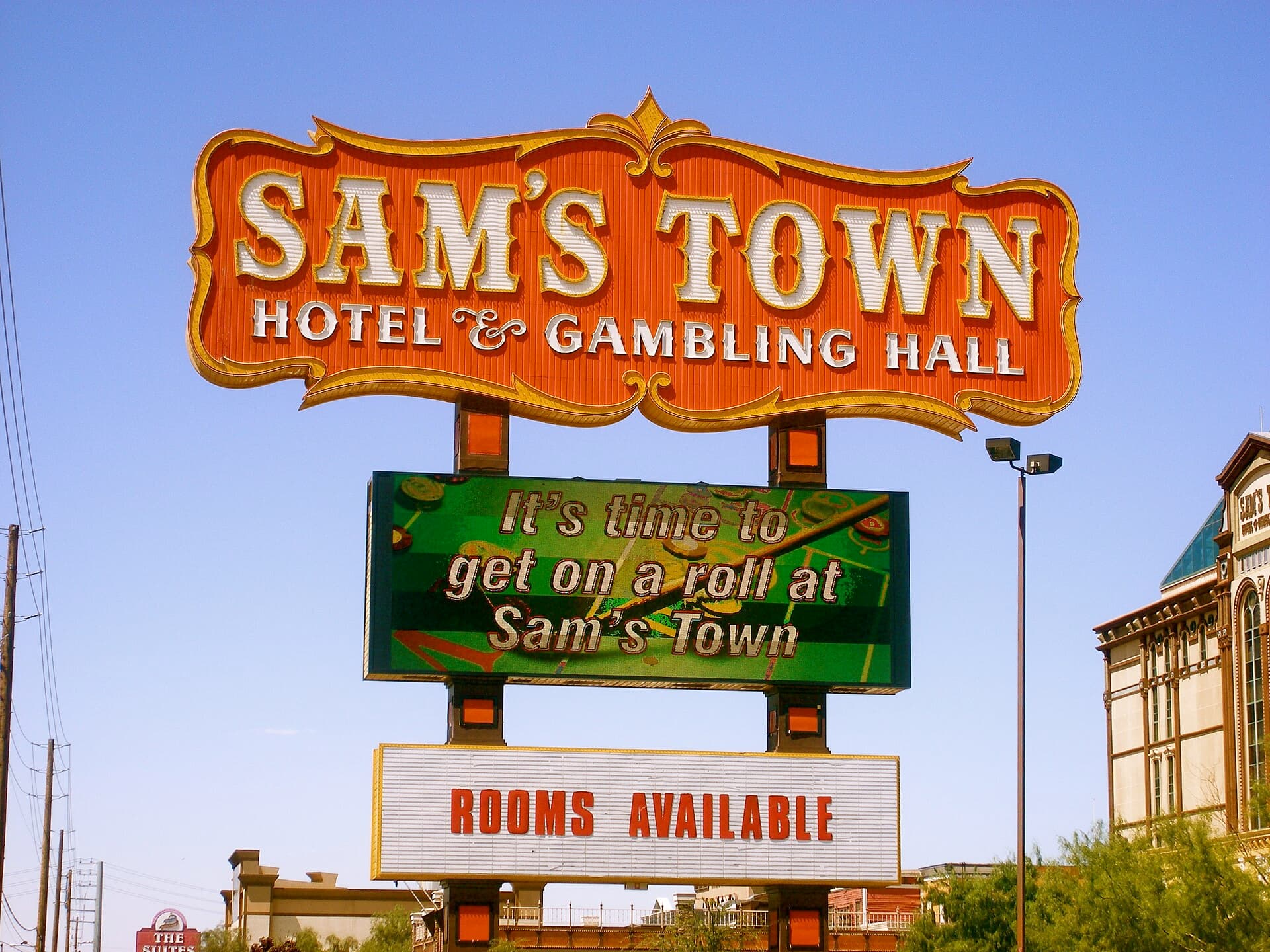 Sam's Town Hotel & Gambling Hall (via Wikimedia Commons, CC BY-SA 2.0)