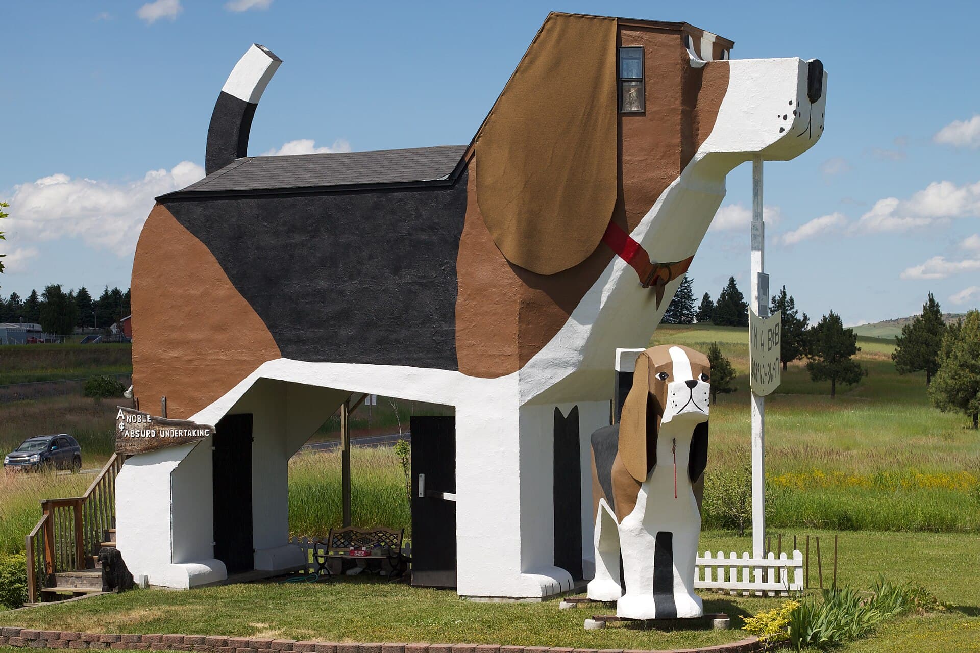 Dog Bark Park Inn (via Wikimedia Commons, CC BY 2.0)