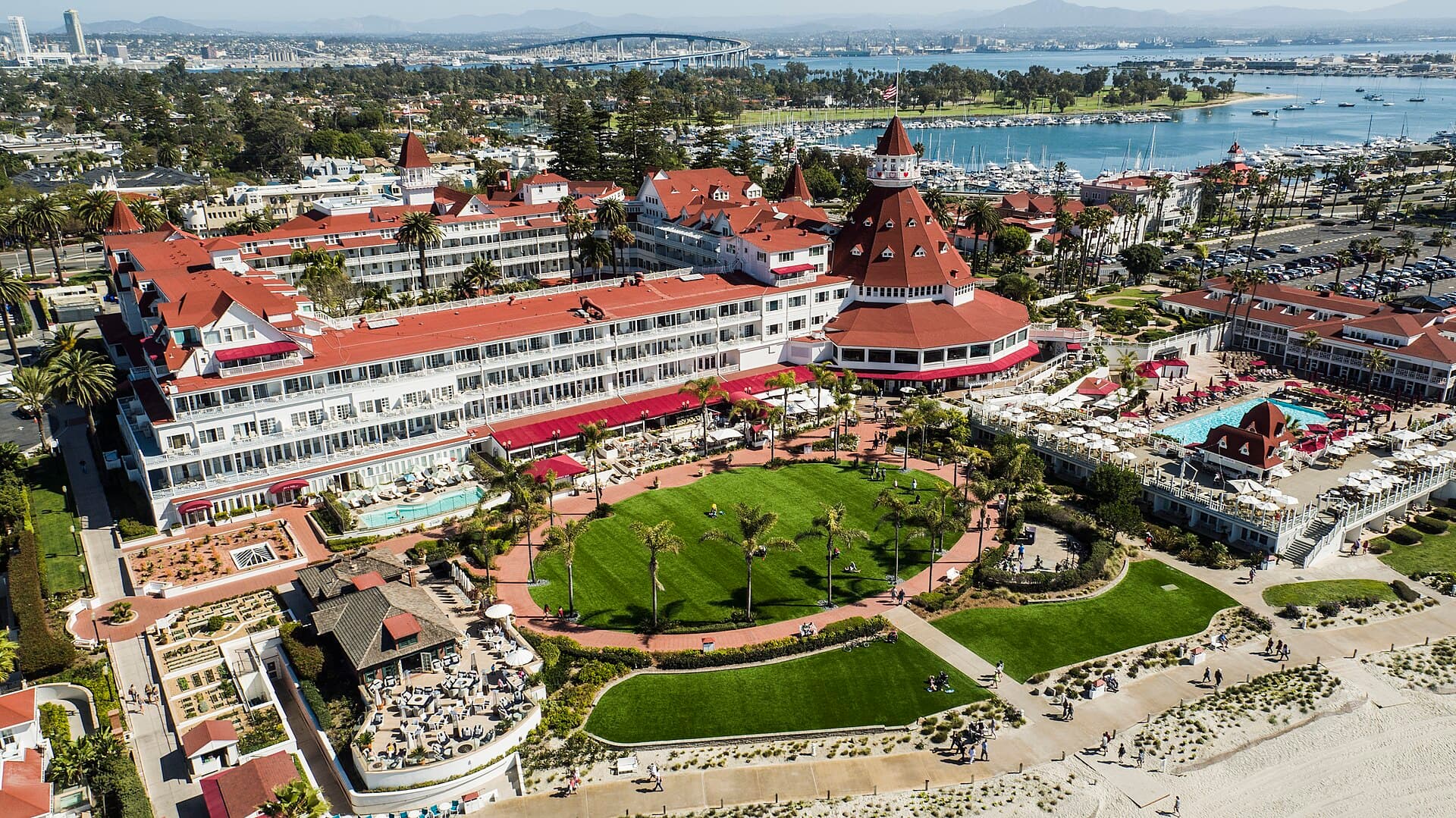 Hotel Del Coronado (via Wikimedia Commons, CC BY-SA 4.0)