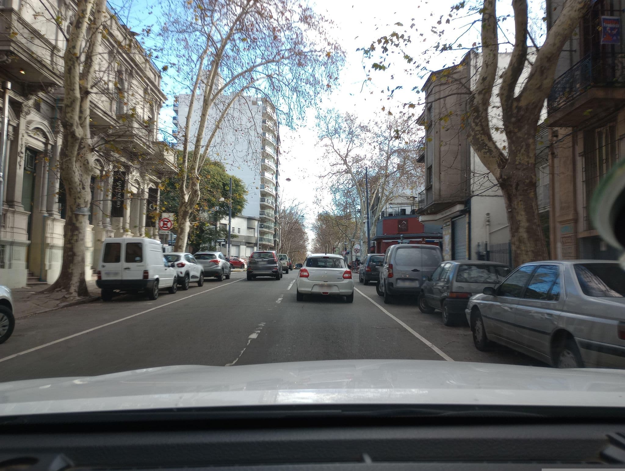 Street view near Buenas Vibras Hostel, Montevideo — © viniv (CC BY-SA · Mapillary)