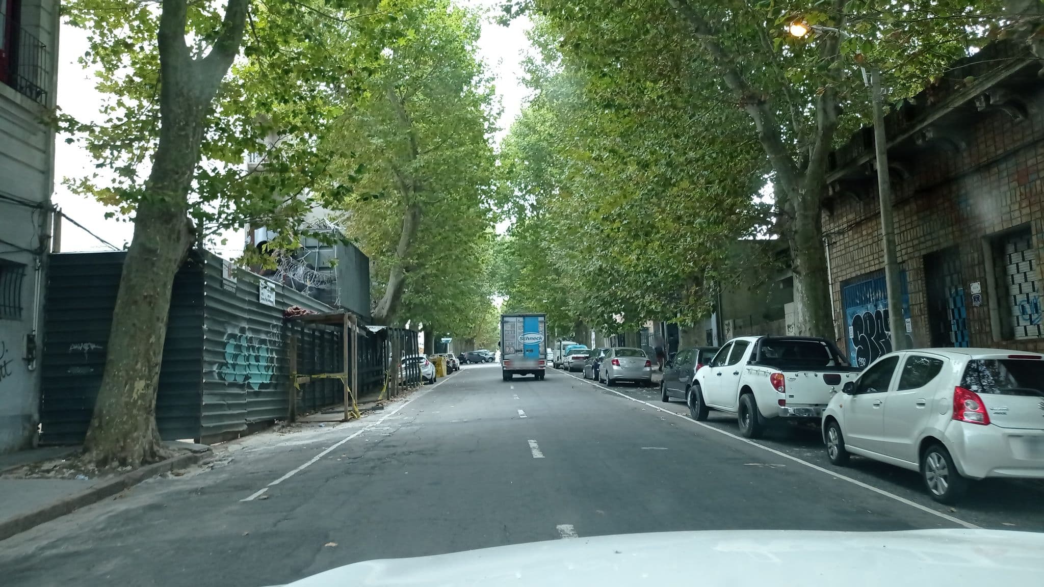 Street view near Contraluz Art Hostel, Montevideo — © viniv (CC BY-SA · Mapillary)