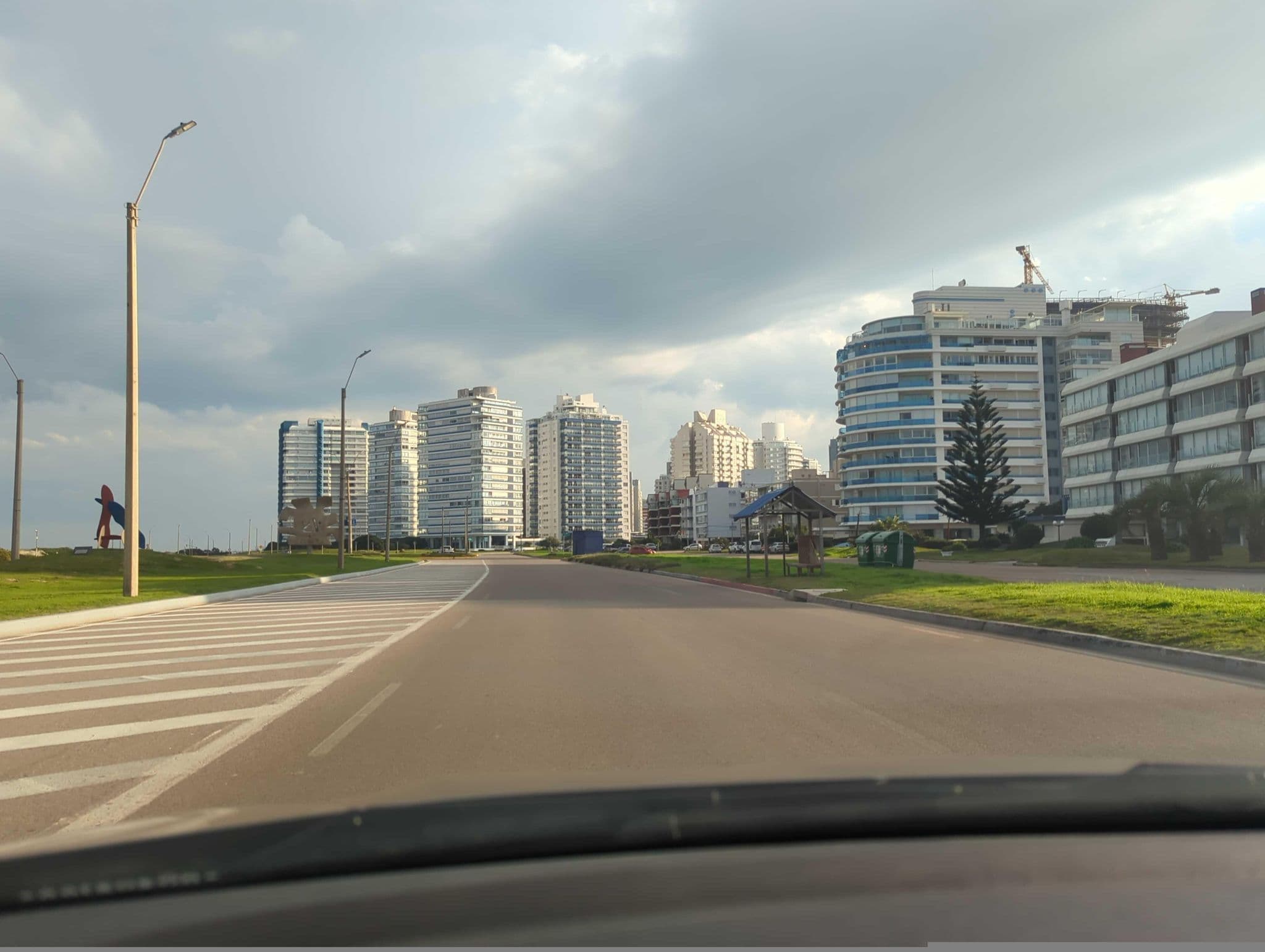 Street view near Edificio B Uno, Punta del Este — © sirgabouy (CC BY-SA · Mapillary)