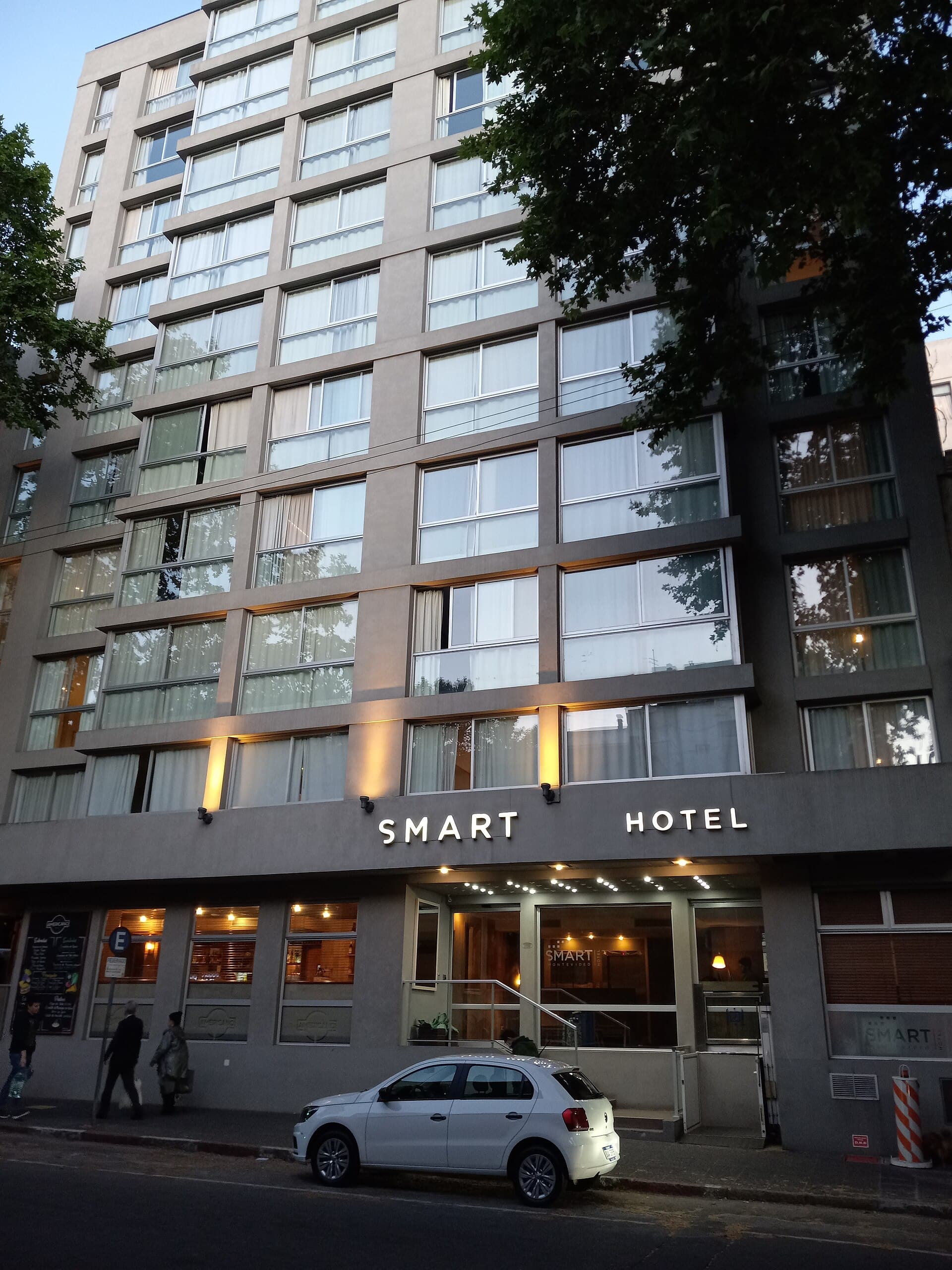 Smart Hotel Montevideo (via Wikimedia Commons, CC BY-SA 3.0)