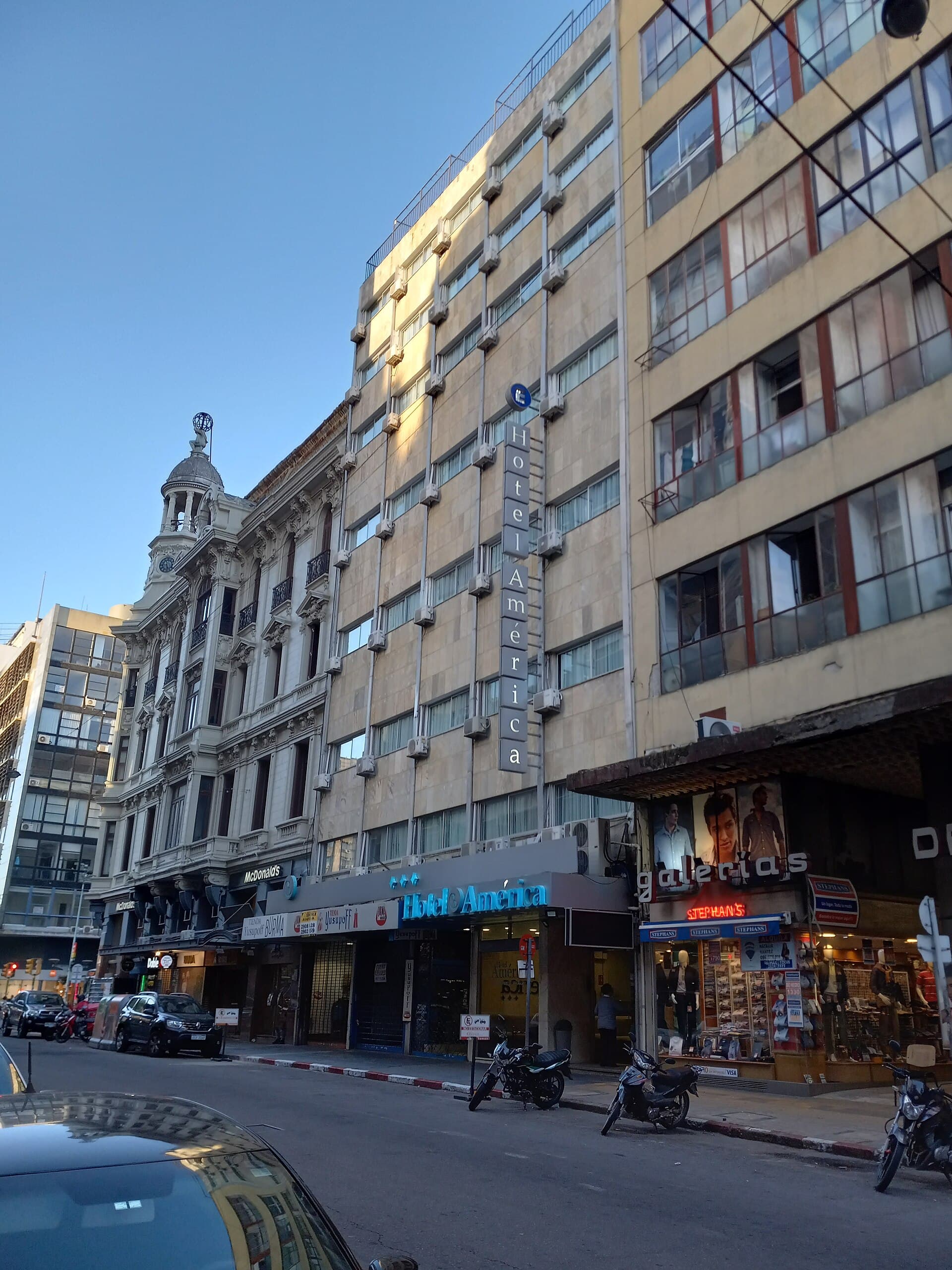 Hotel América (via Wikimedia Commons, CC BY-SA 3.0)