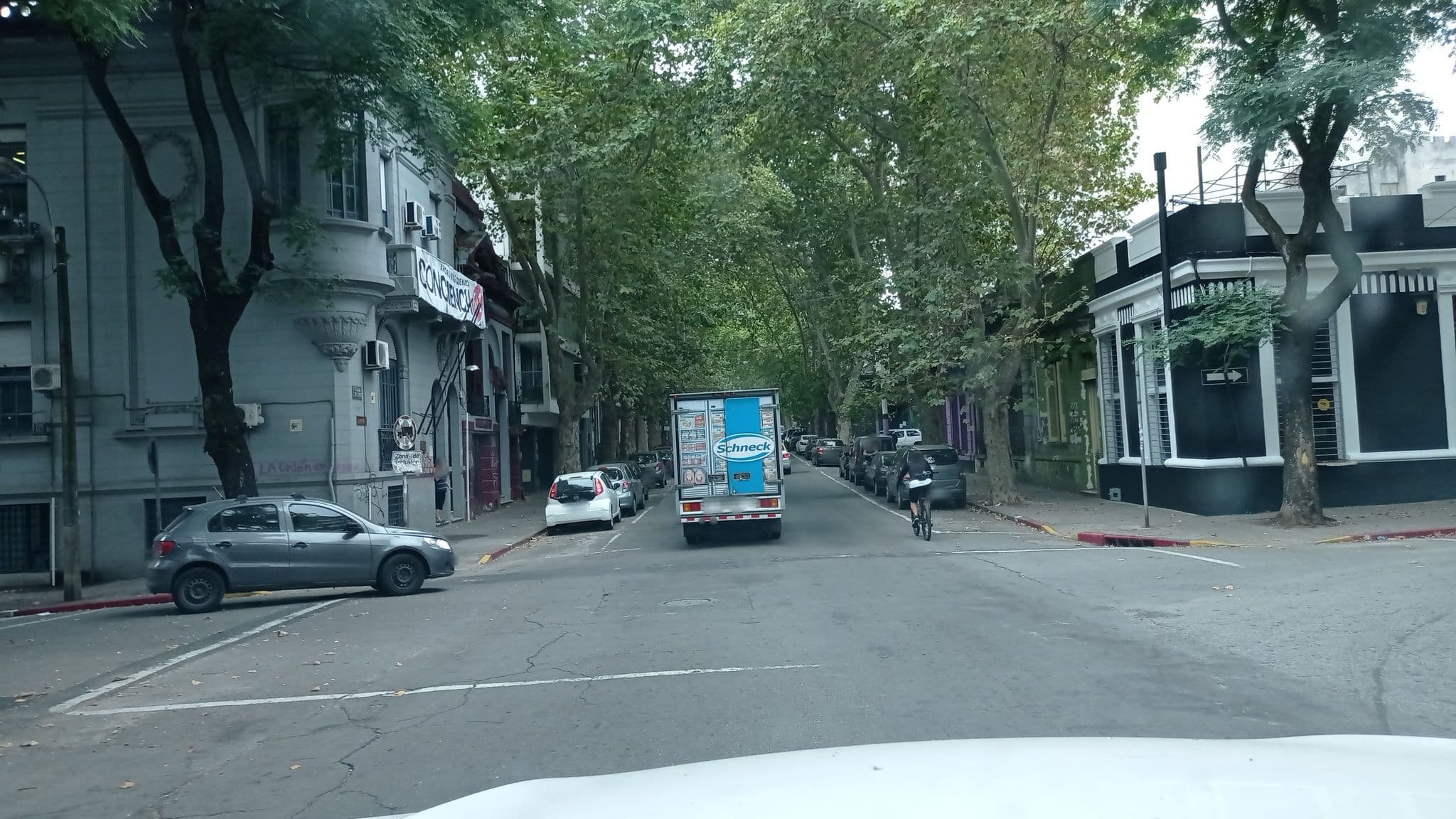 Street view near Tazu Hostel, Montevideo — © viniv (CC BY-SA · Mapillary)