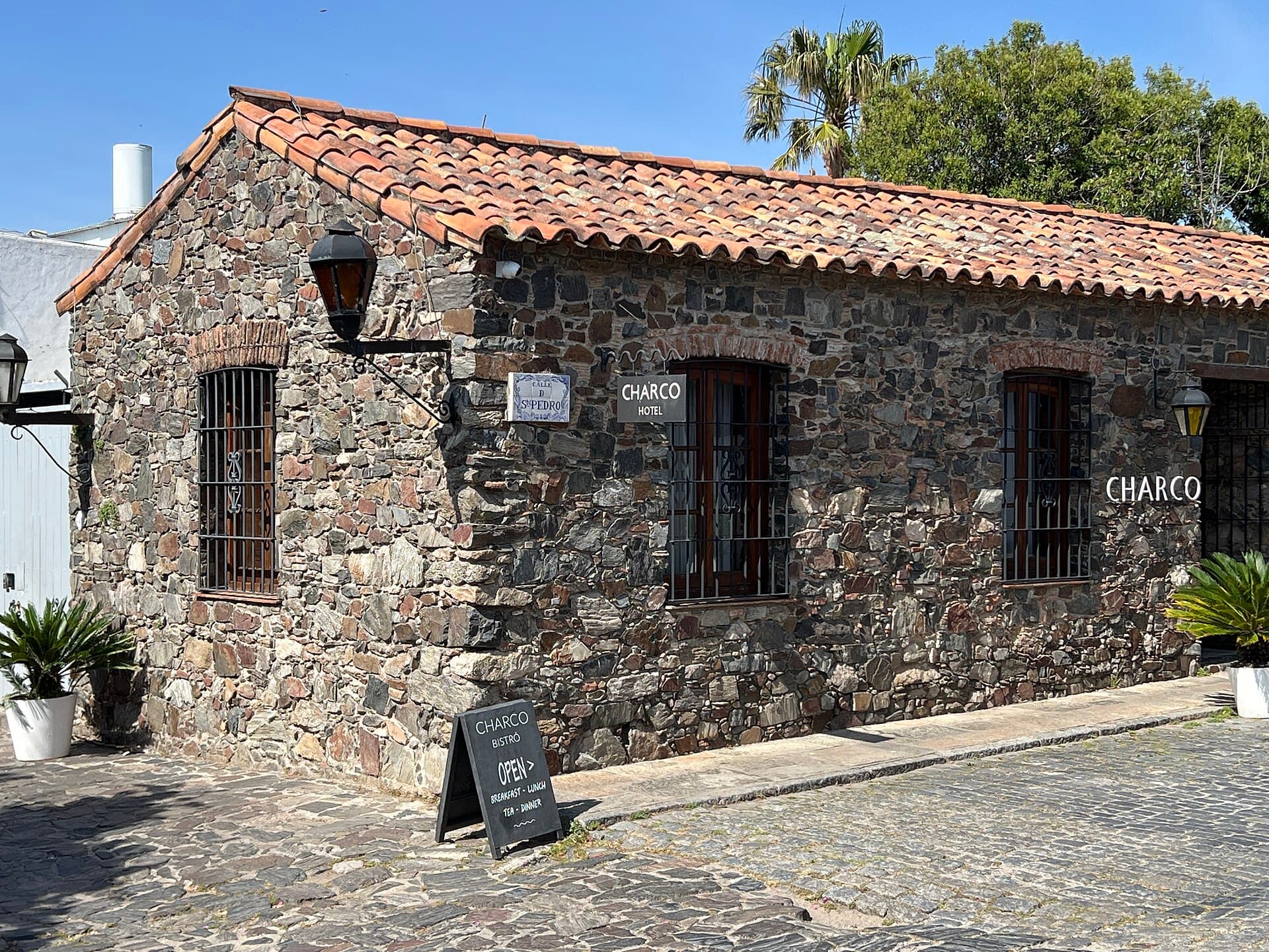 Hotel Charco (via Wikimedia Commons, CC BY-SA 3.0)