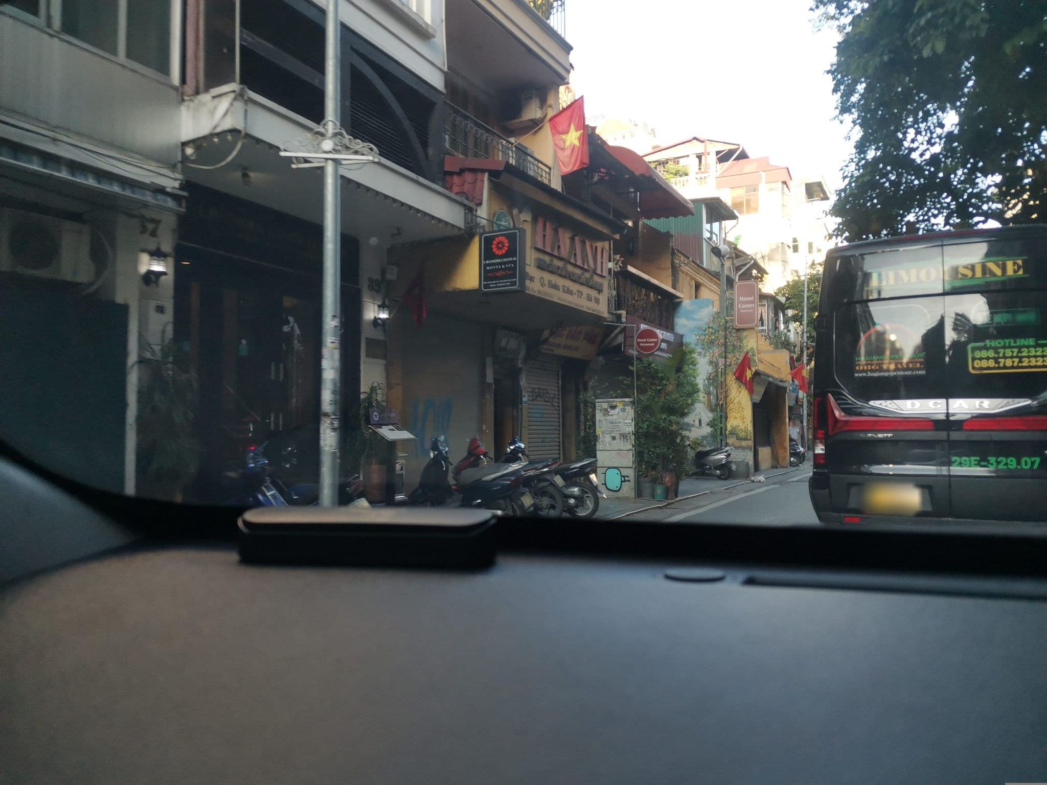 Street view near Khách Sạn Golden Wings, Hoàn Kiếm — © hn_left_2 (CC BY-SA · Mapillary)