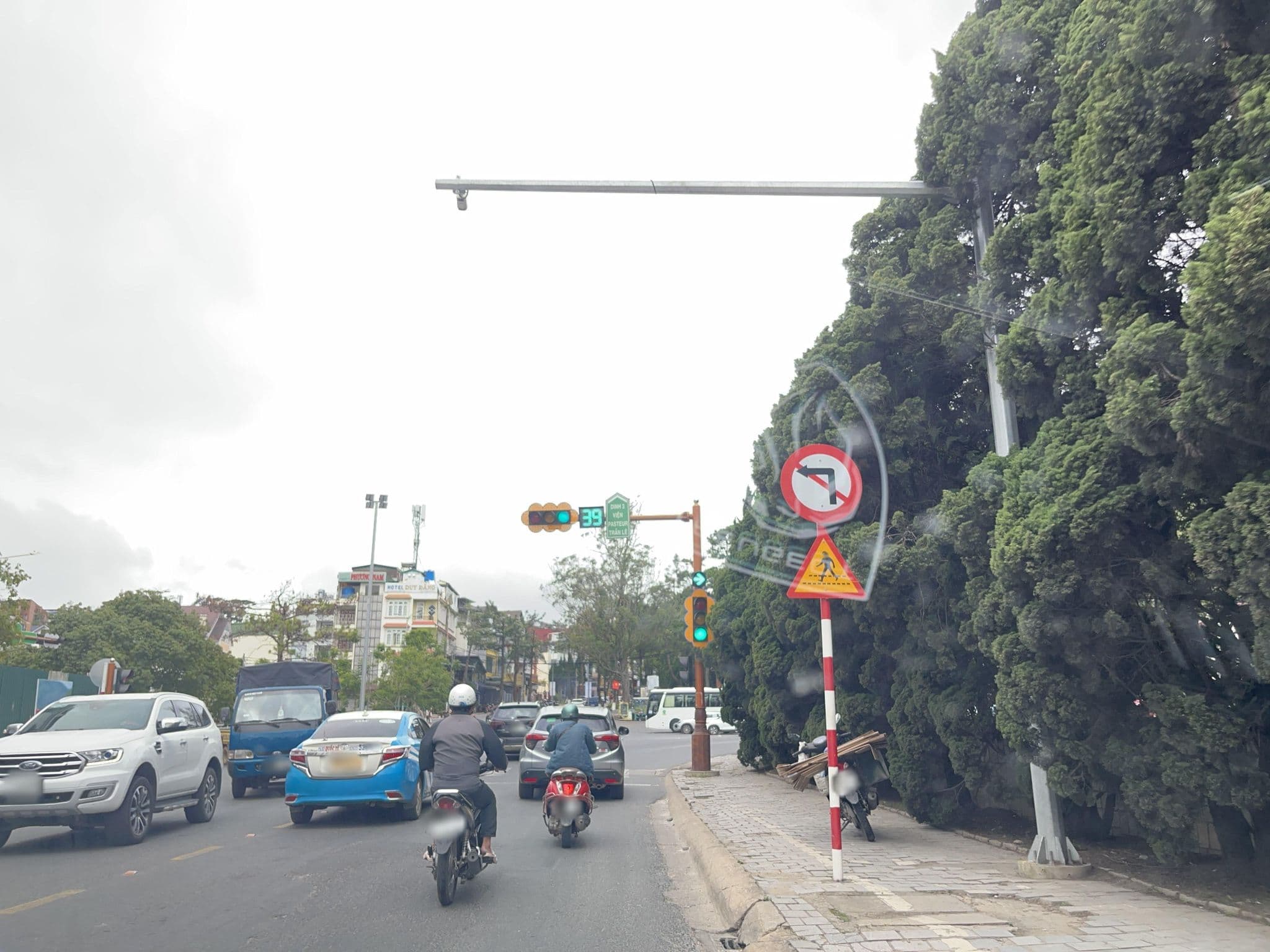 Street view near Saigon-Dalat, Ðà Lạt