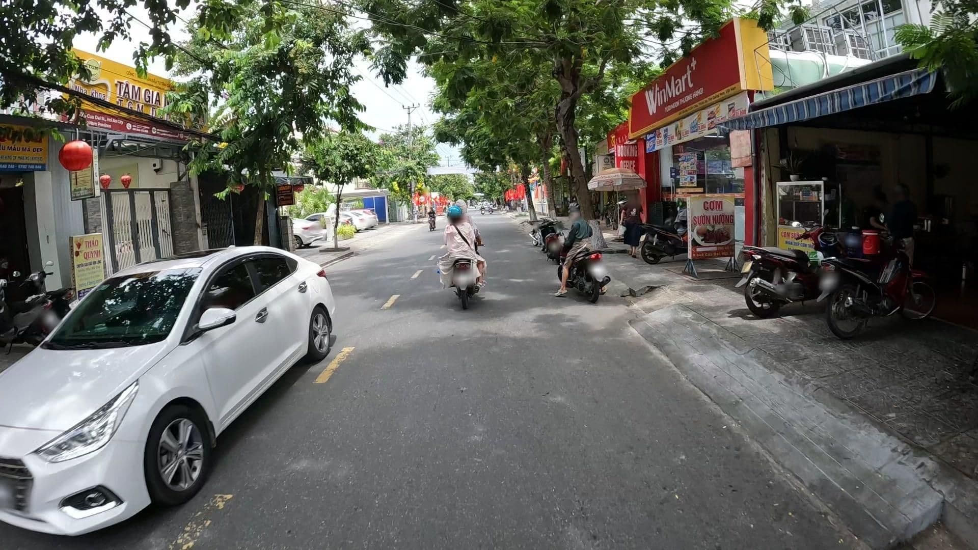 Street view near Sunflower Hotel, Hoi An