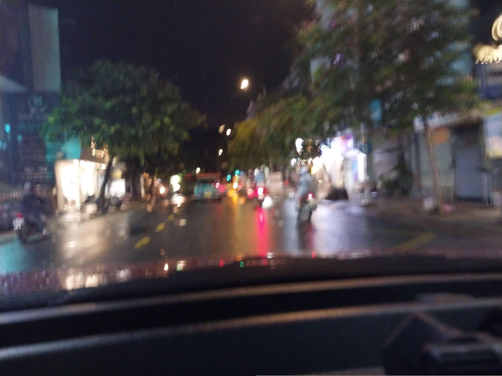 Street view near Khách Sạn 4 Roses, Quận Ba