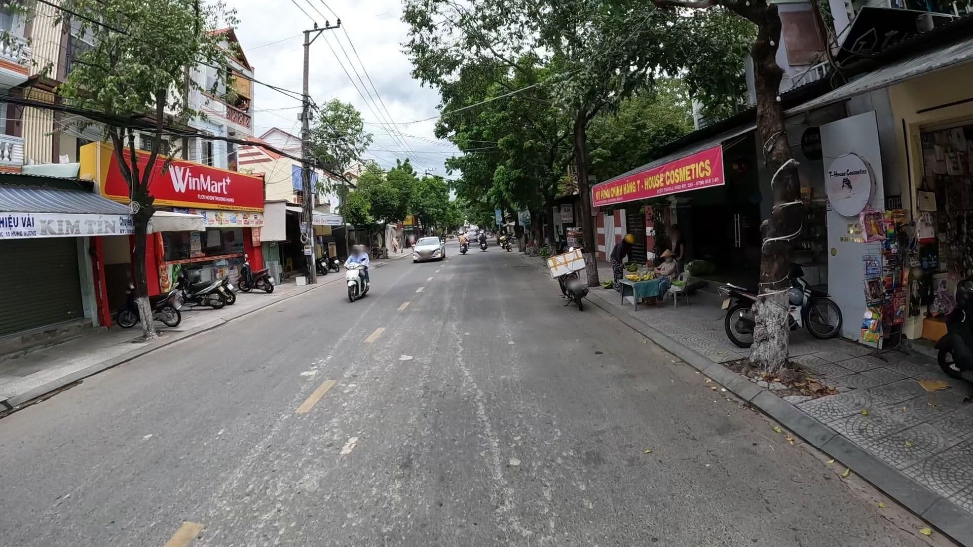Street view near Nhi Nhi Hotel, Hoi An