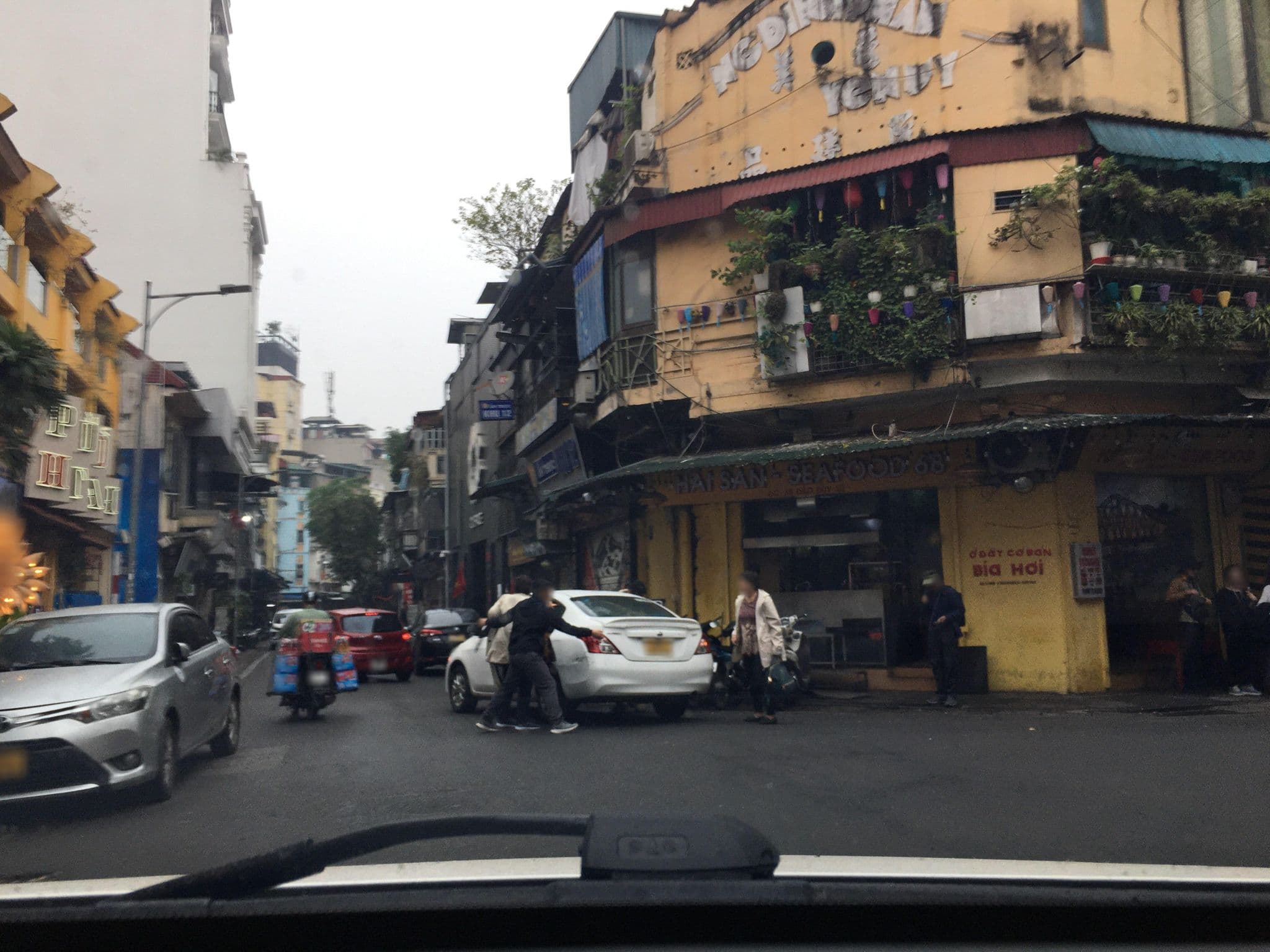 Street view near Khách Sạn Aurora, Hoàn Kiếm