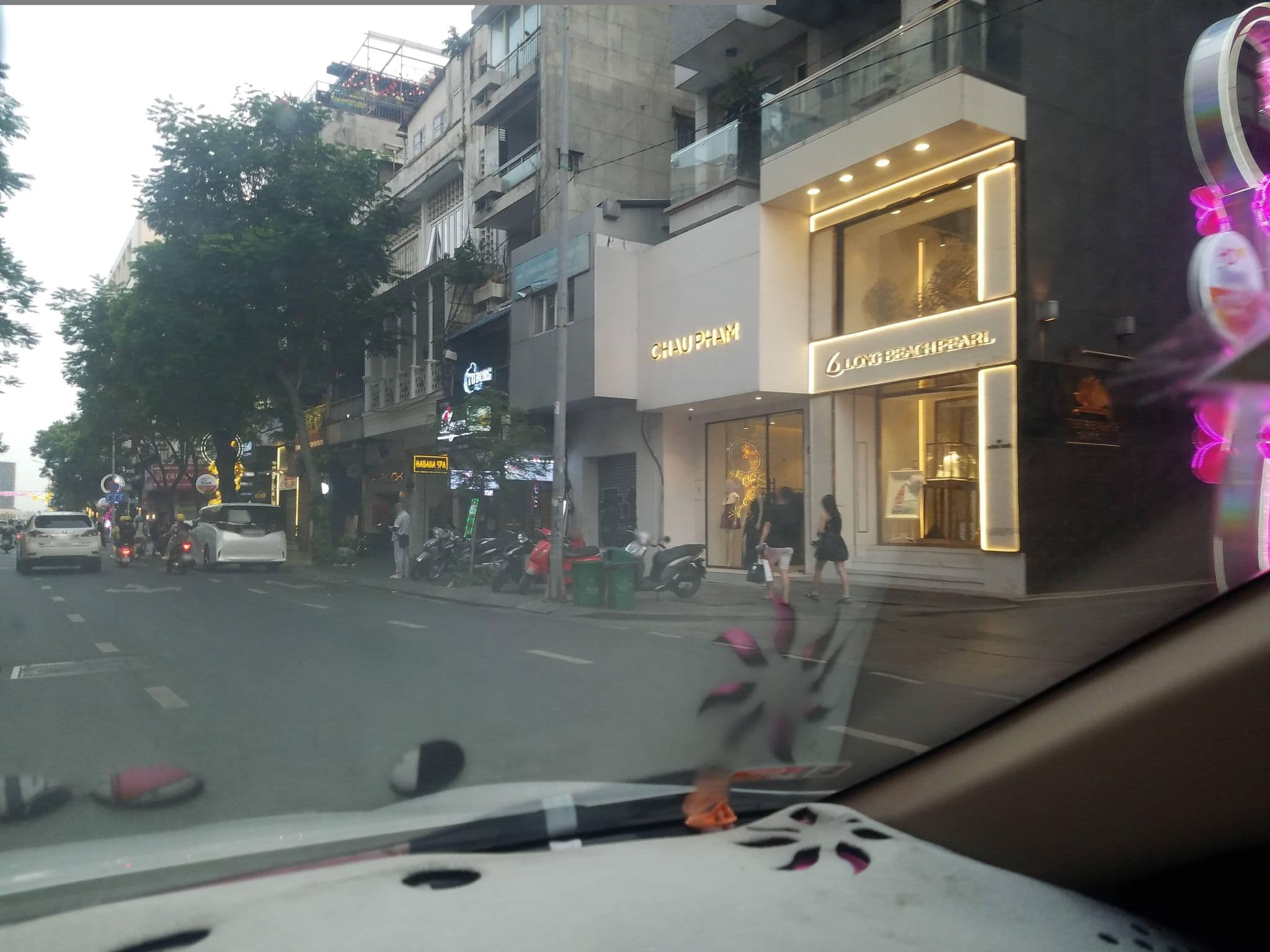 Street view near Khách Sạn The Reverie SaiGon, Quận Bốn — © sg_right_2 (CC BY-SA · Mapillary)