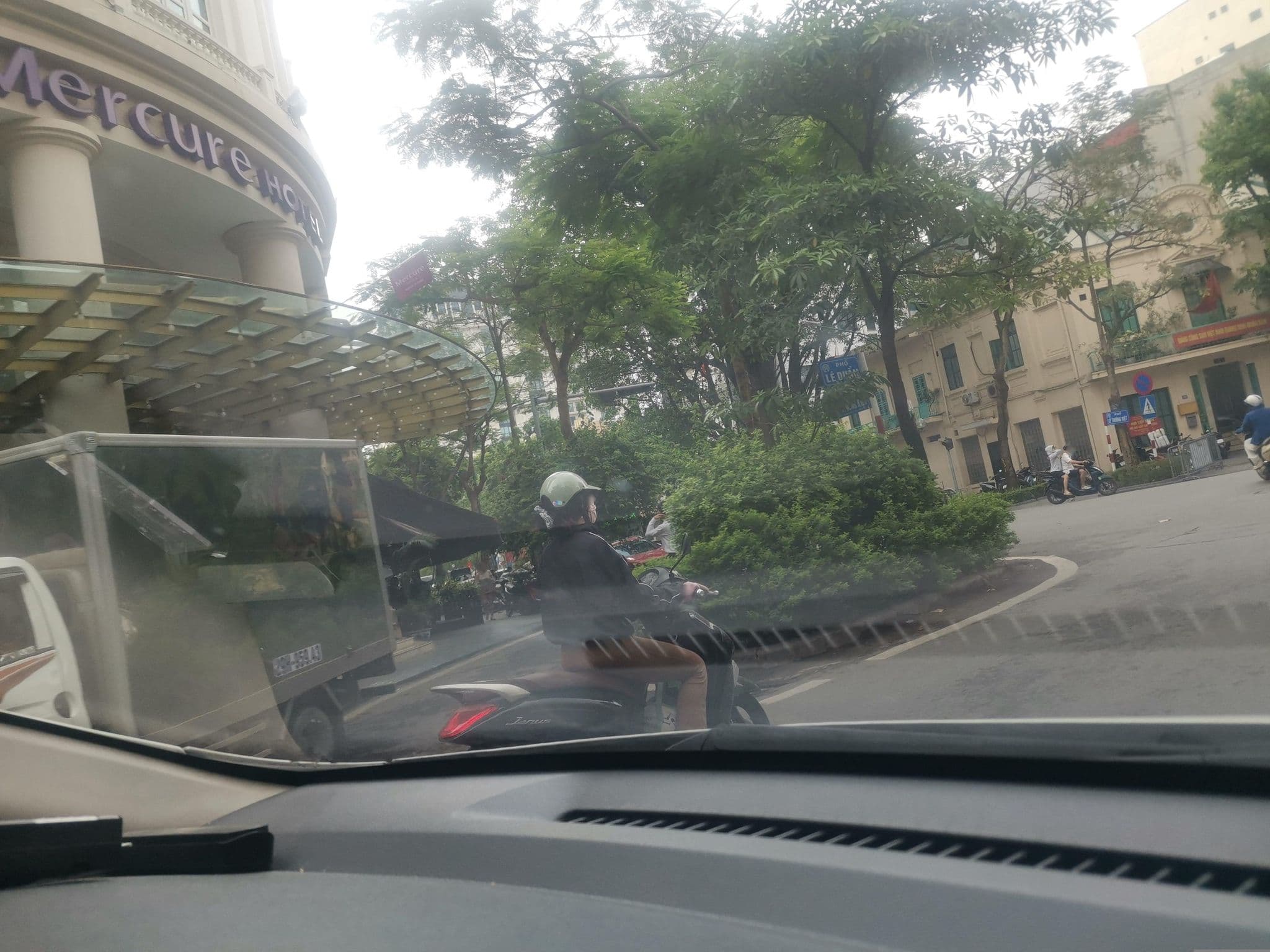 Street view near Khách Sạn Mercure, Hanoi — © hn_left_2 (CC BY-SA · Mapillary)