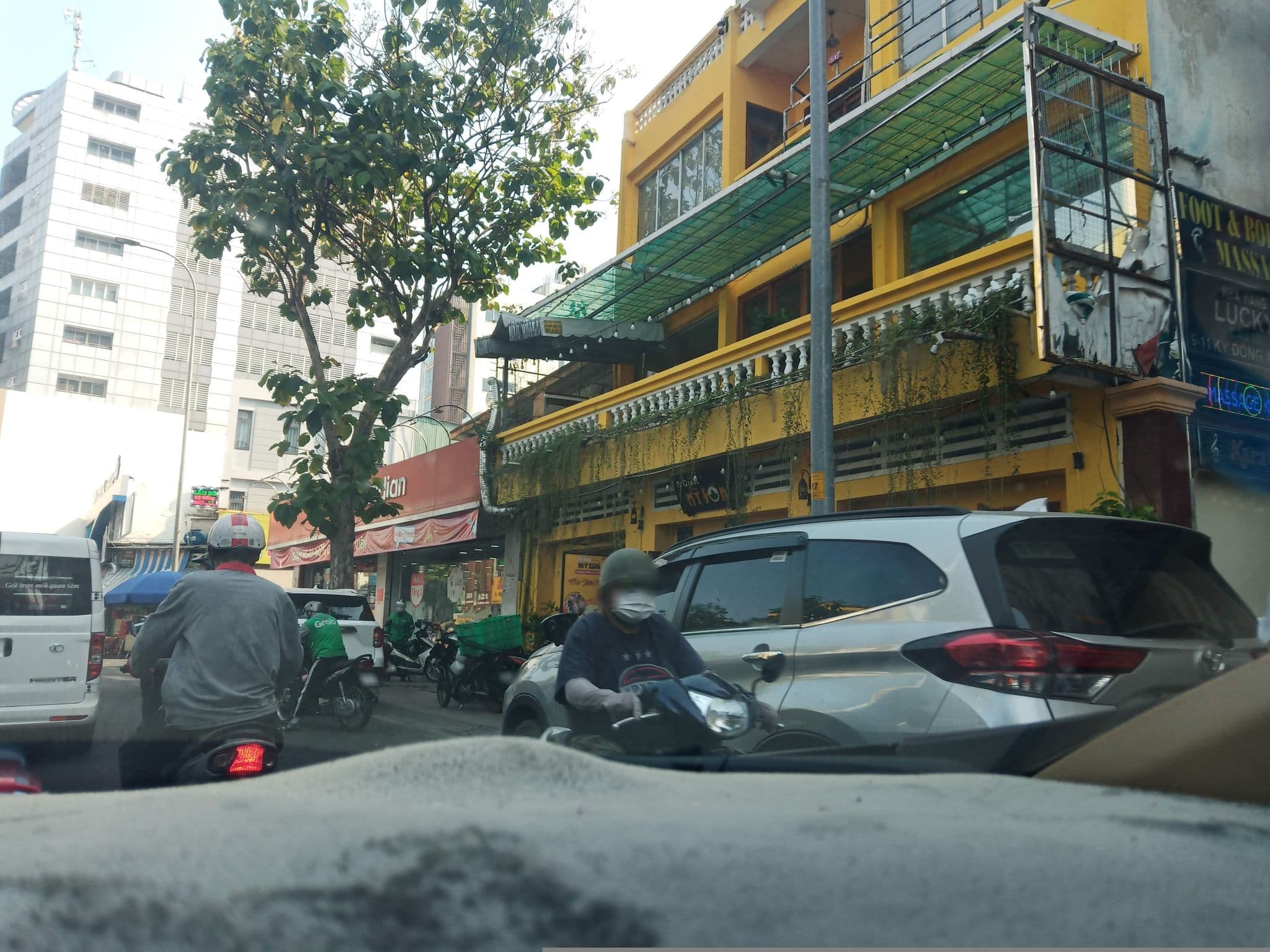 Street view near Khách Sạn 4 Sao New Pacific, Quận Ba