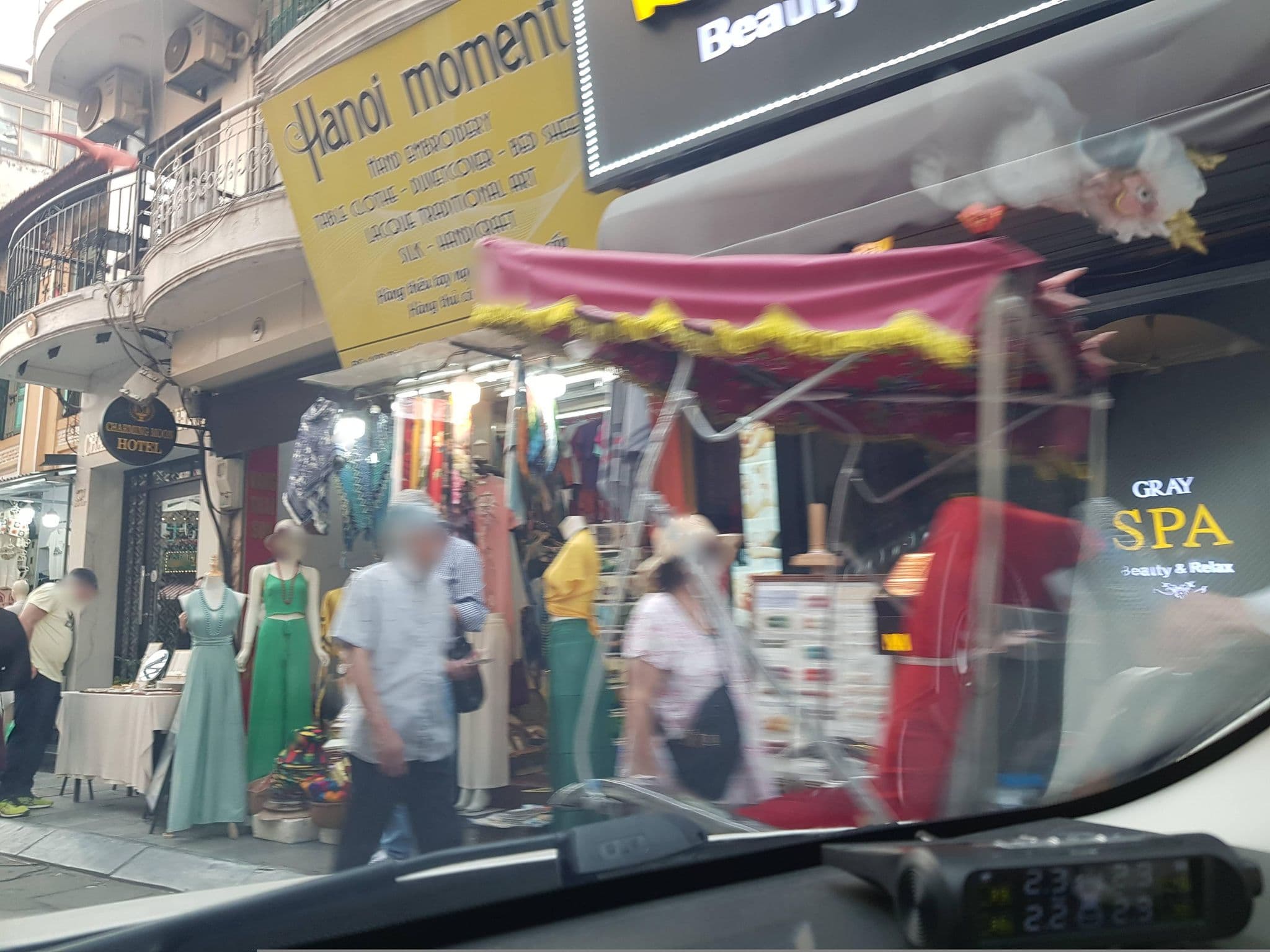 Street view near Skyline Hotel, Hoàn Kiếm — © hn_right_1 (CC BY-SA · Mapillary)