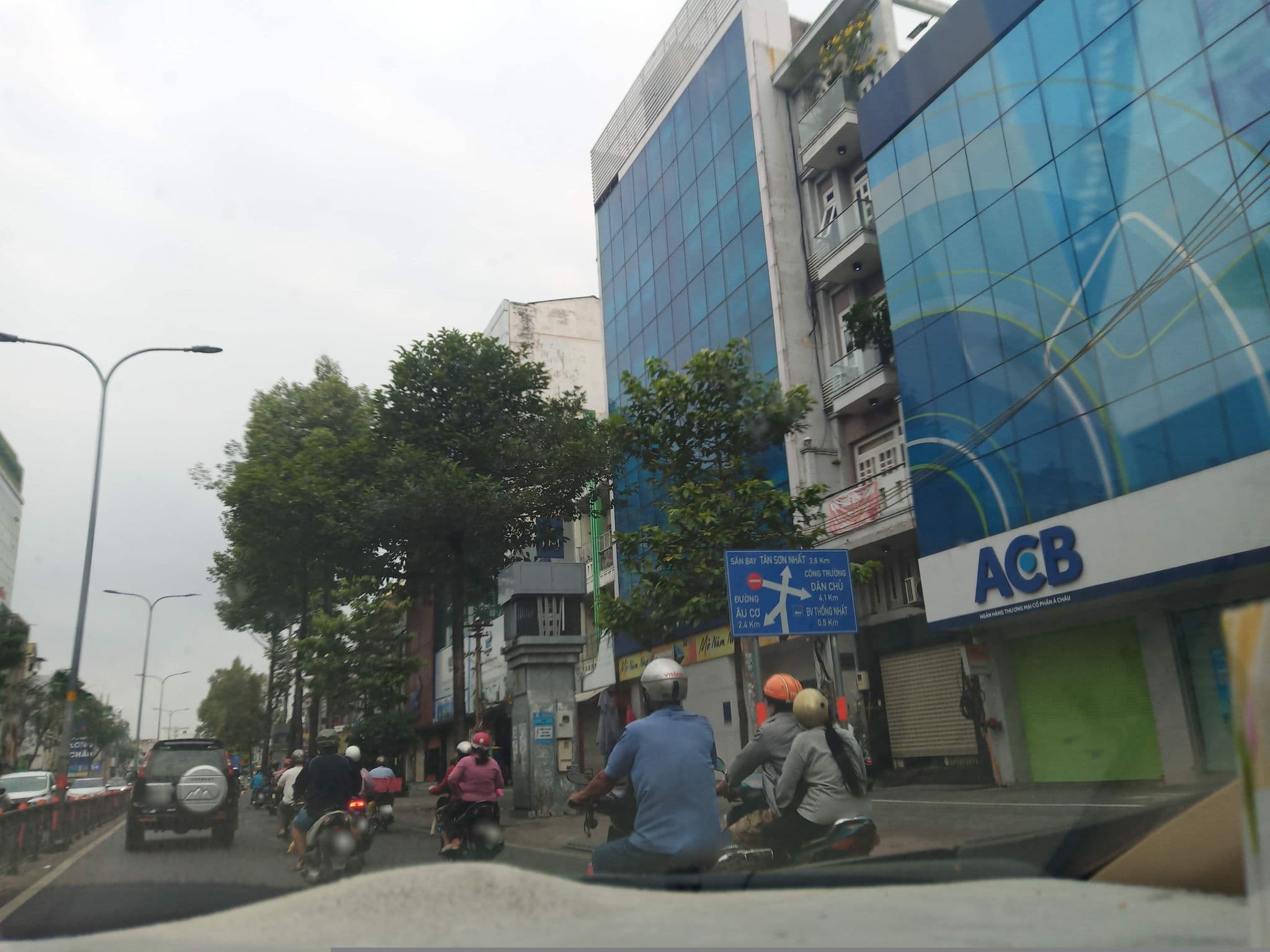 Street view near Khách Sạn Bel Ami, Tân Bình — © sg_right_1 (CC BY-SA · Mapillary)
