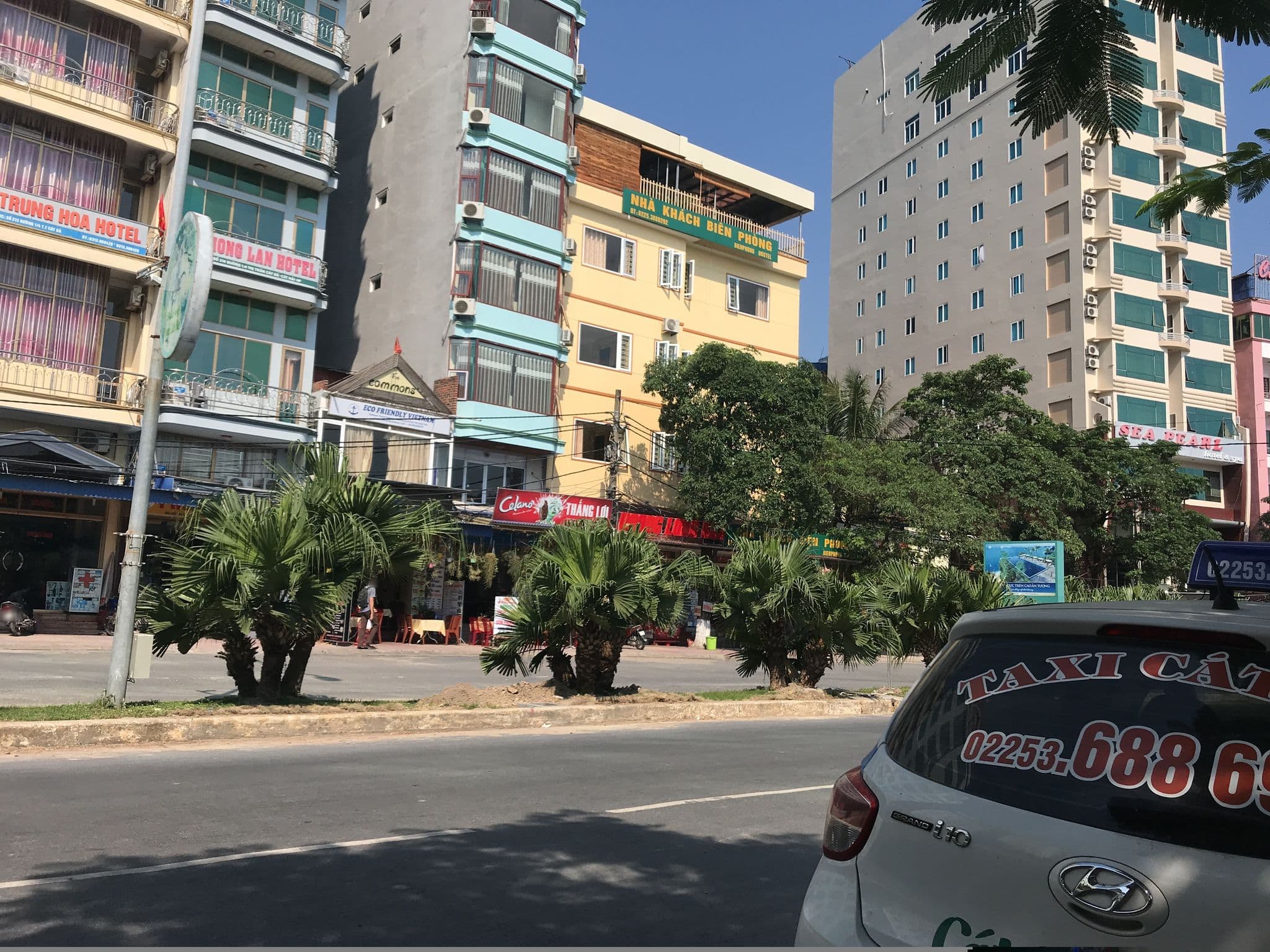 Street view near Ngoc Hoa Hotel, Cát Bà — © nigelramsay (CC BY-SA · Mapillary)