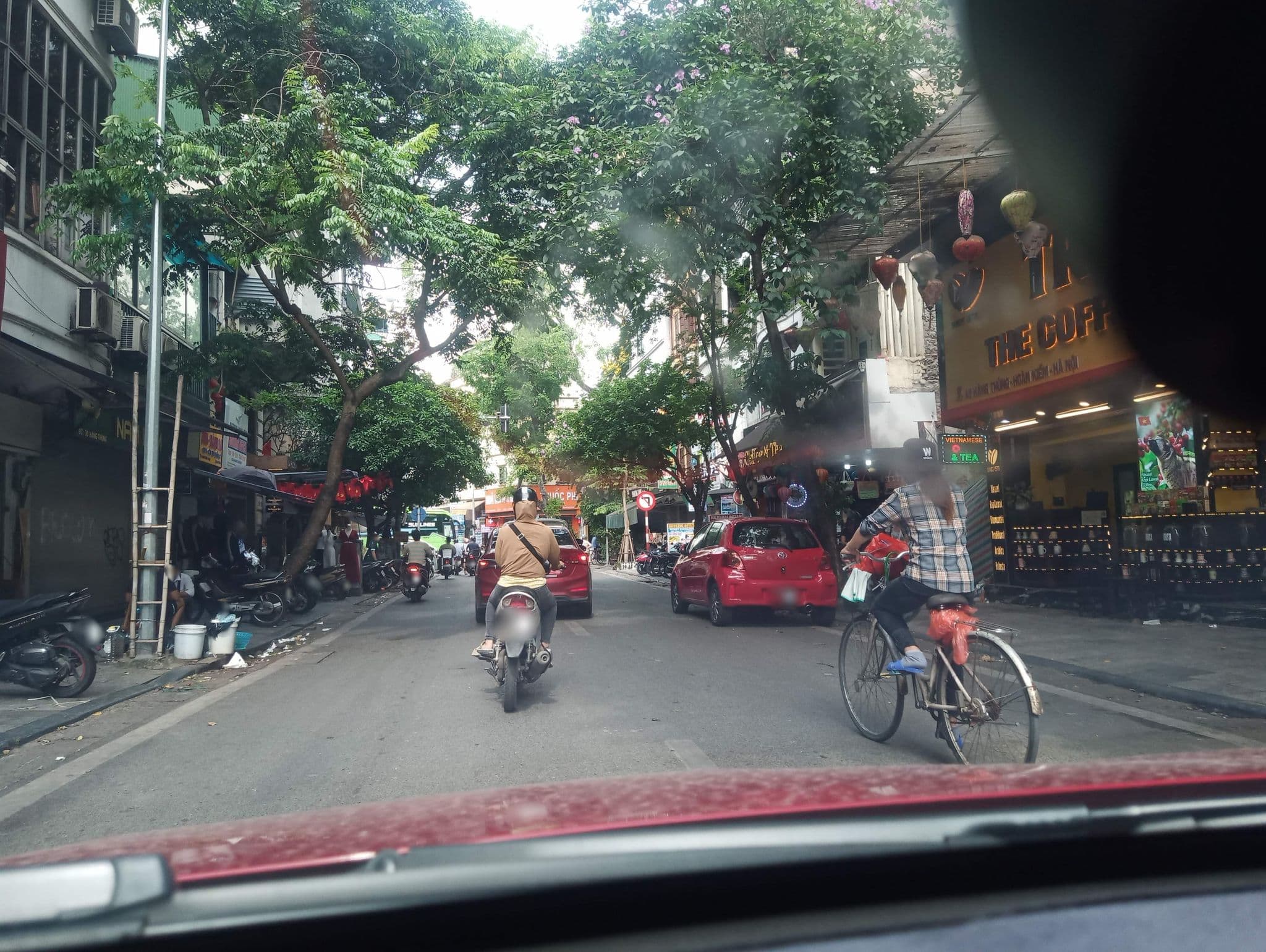 Street view near Khách Sạn Amorito, Hoàn Kiếm