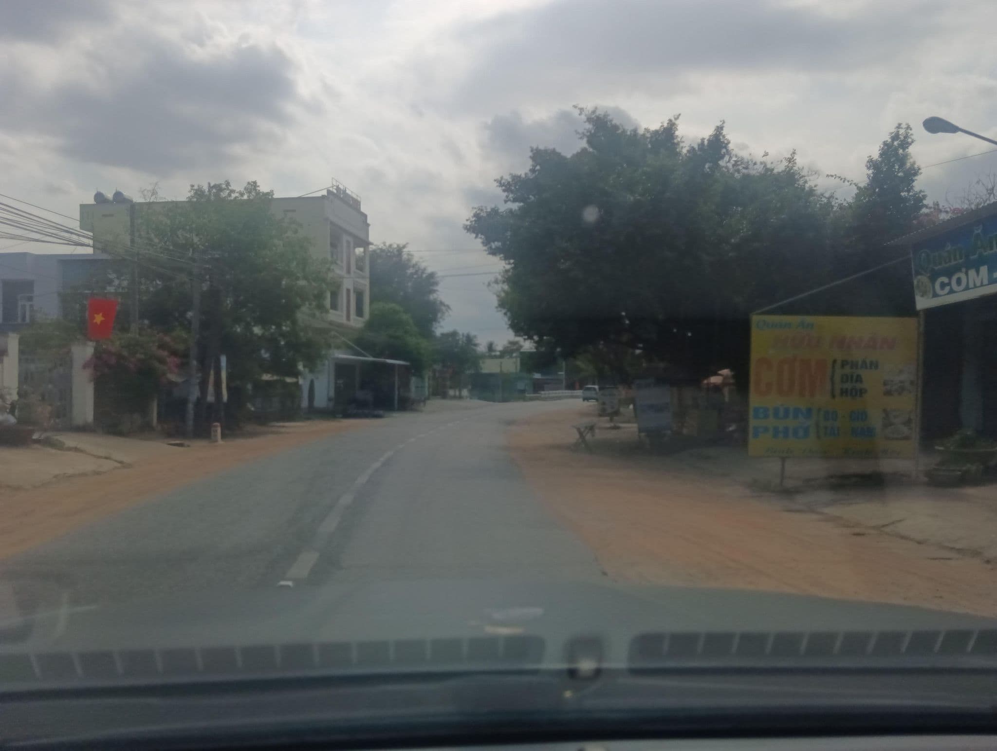 Street view near Nha Nghi Kieu Oanh, Phan Rang-Tháp Chàm — © builangbat (CC BY-SA · Mapillary)
