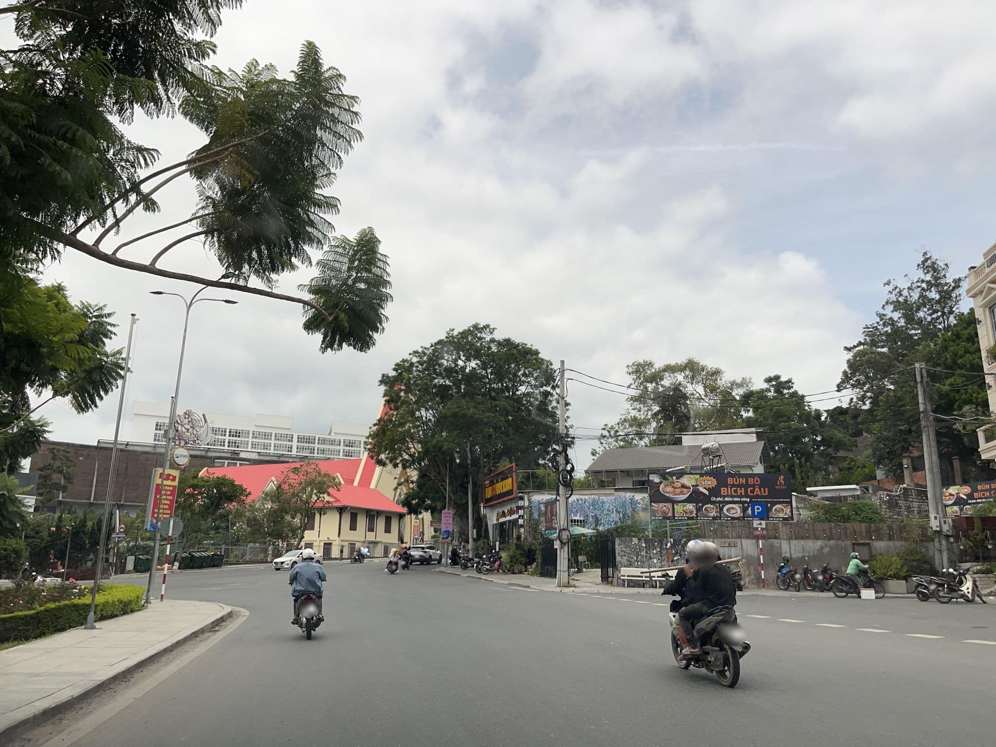 Street view near Leo's Family hostel, Ðà Lạt