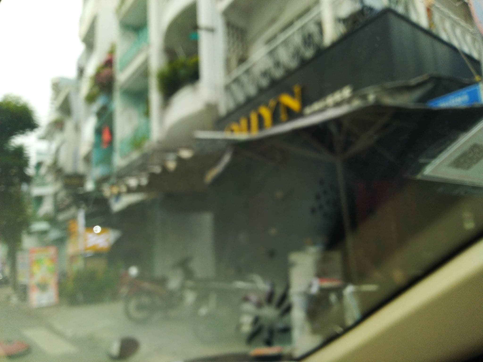 Street view near Khách Sạn DaBlend, Quận Năm — © sg_right_2 (CC BY-SA · Mapillary)