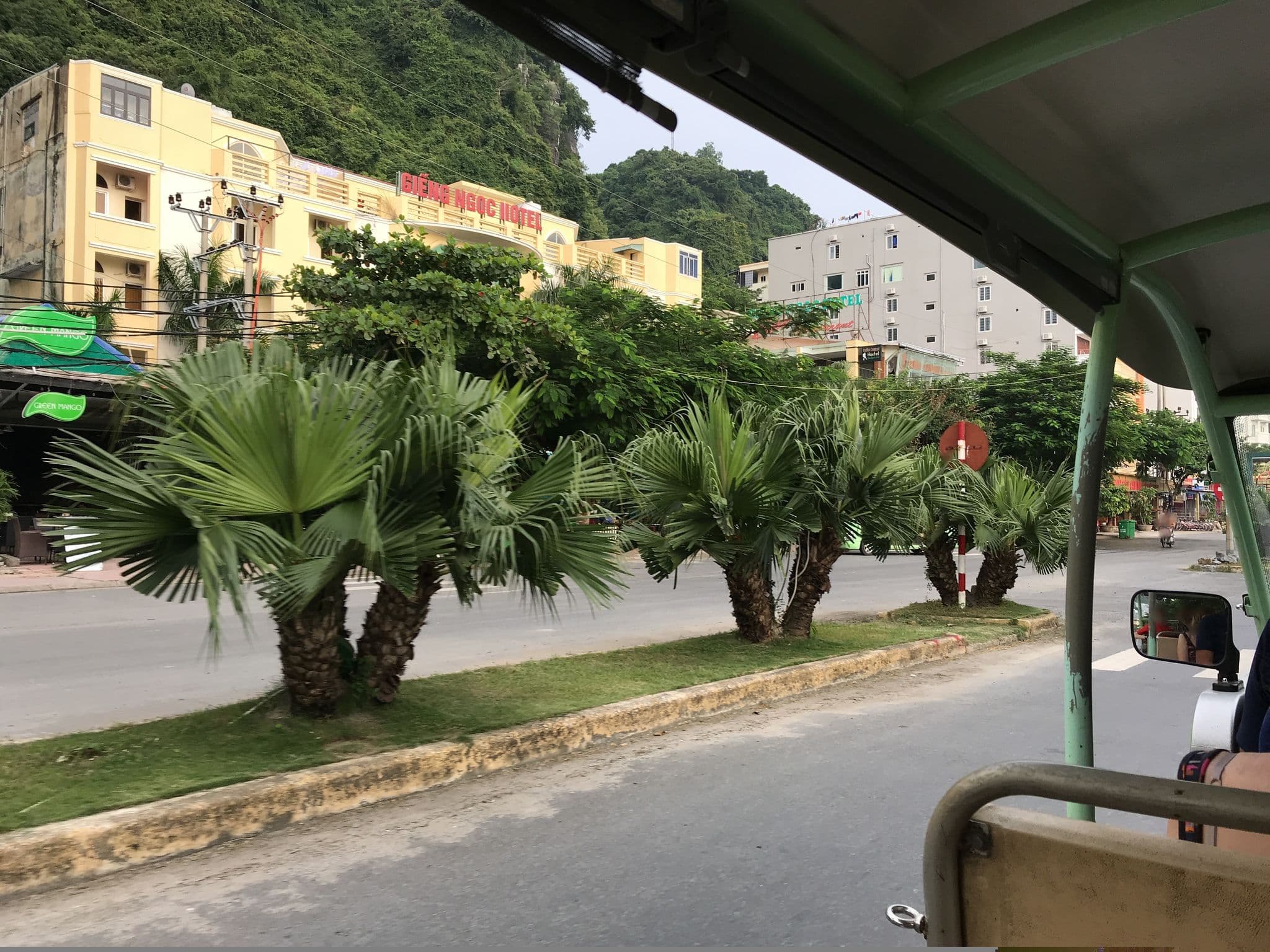 Street view near Phuong Phuong Hotel, Cát Bà — © nigelramsay (CC BY-SA · Mapillary)