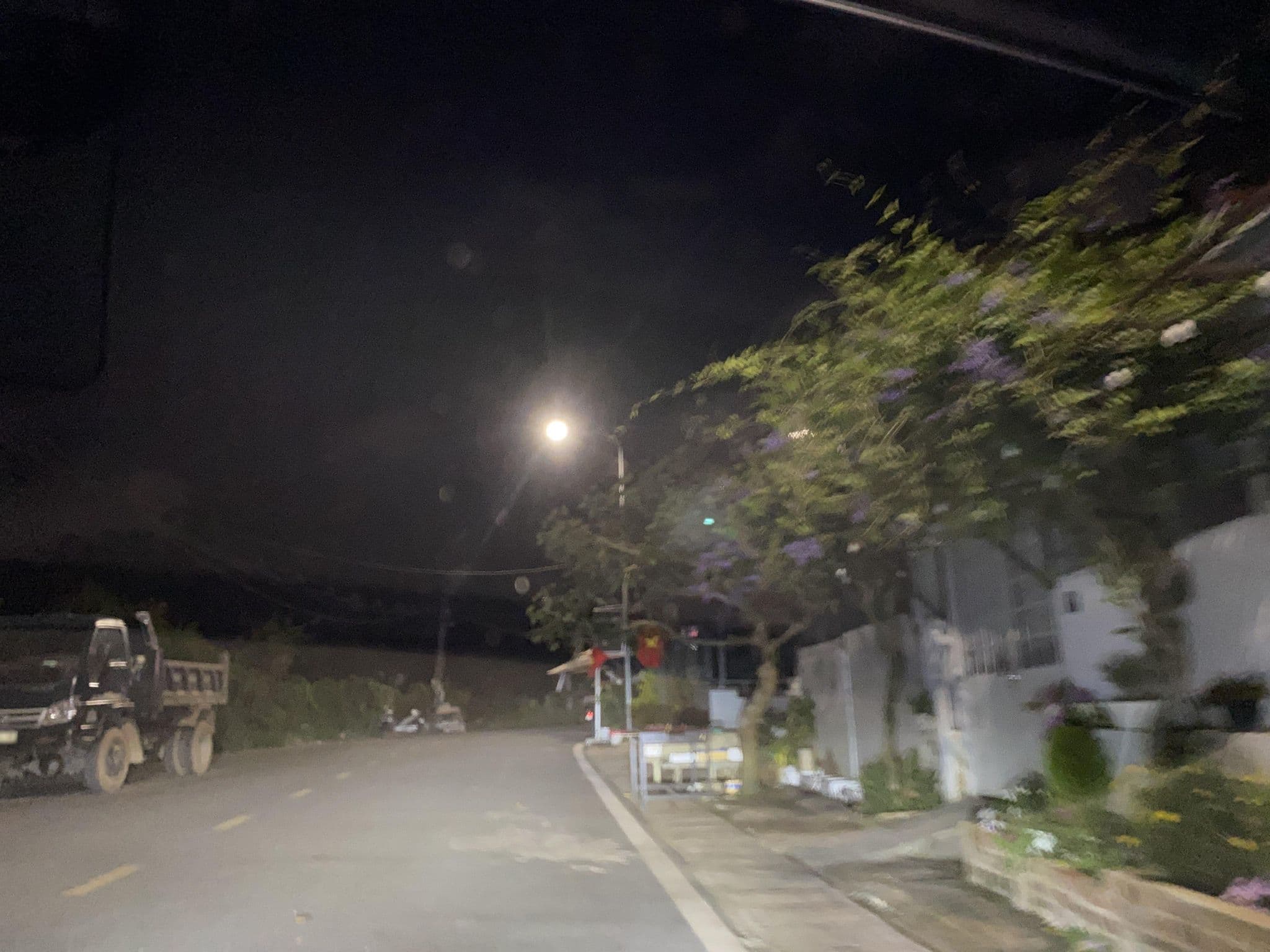 Street view near Nón Lá Guest House, Ðà Lạt — © DriveWithHoang (CC BY-SA · Mapillary)