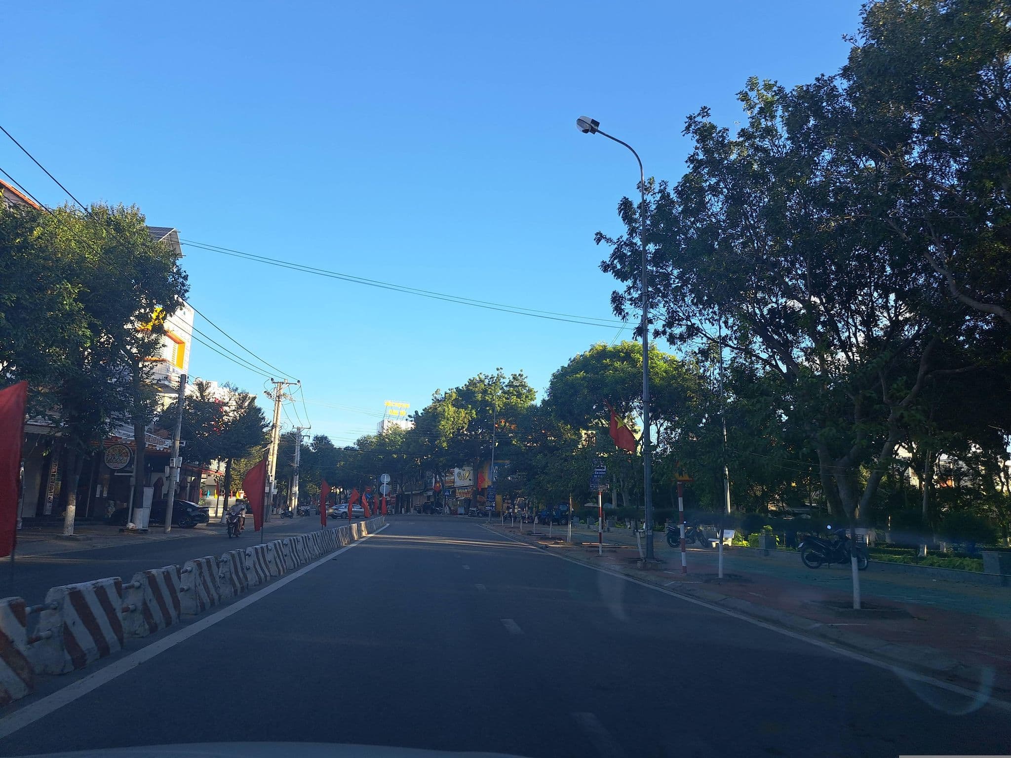 Street view near Khách Sạn Ánh Xuân Phan Rang, Phan Rang-Tháp Chàm — © hoangvietanh (CC BY-SA · Mapillary)