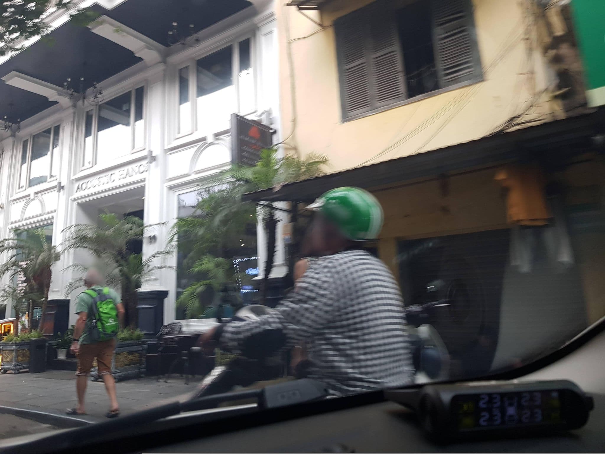 Street view near Khách Sạn & Spa Acoustic, Hanoi — © hn_right_1 (CC BY-SA · Mapillary)