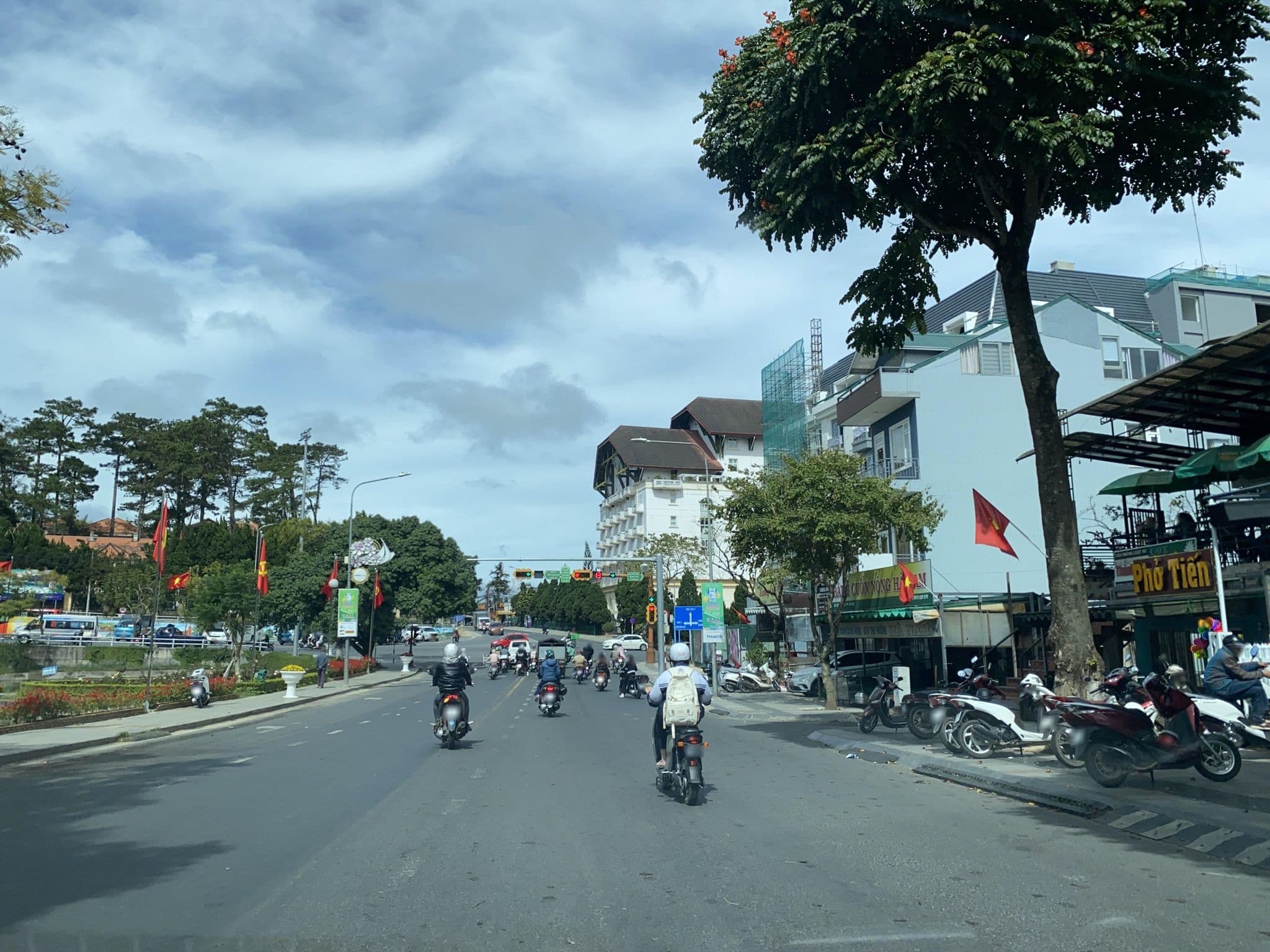 Street view near Khách Sạn Vinh Hoa, Ðà Lạt