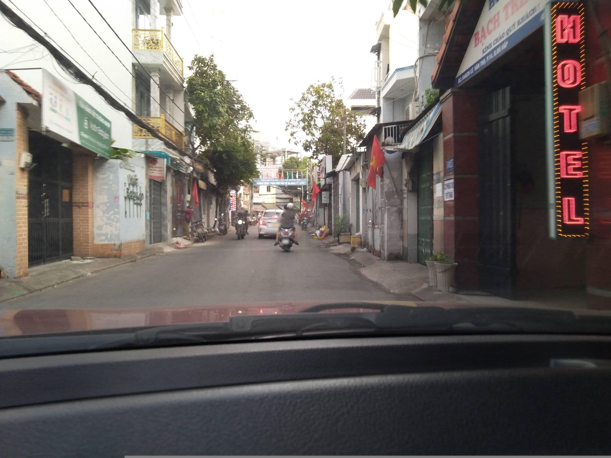 Street view near Khách Sạn Bạch Trinh, Ho Chi Minh City — © sg_front_1 (CC BY-SA · Mapillary)