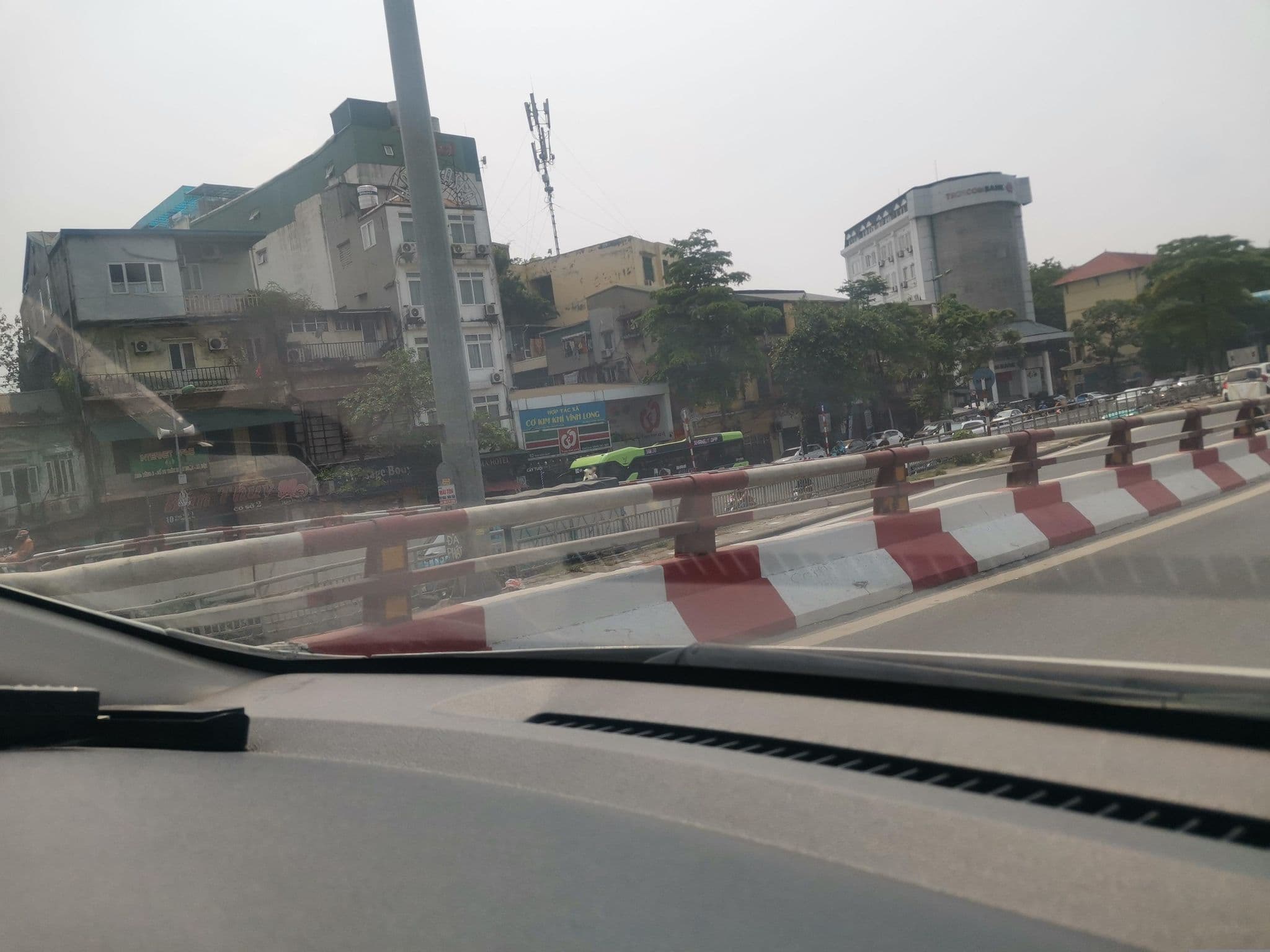 Street view near Nhà Phố Hà Nội 437 Hồng Hà Sinsoledad, Hoàn Kiếm — © hn_left_2 (CC BY-SA · Mapillary)