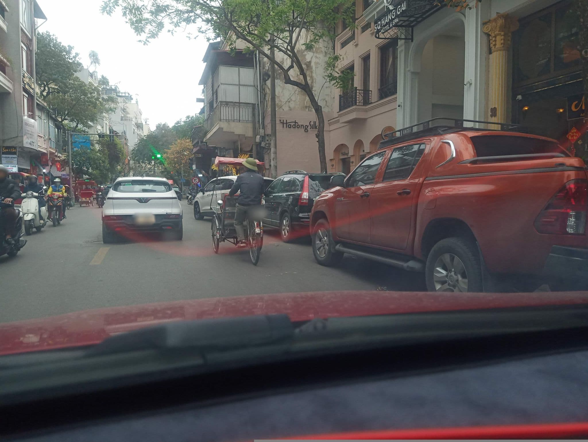 Street view near Golden Silk Hotel, Hoàn Kiếm — © hn_front_1 (CC BY-SA · Mapillary)