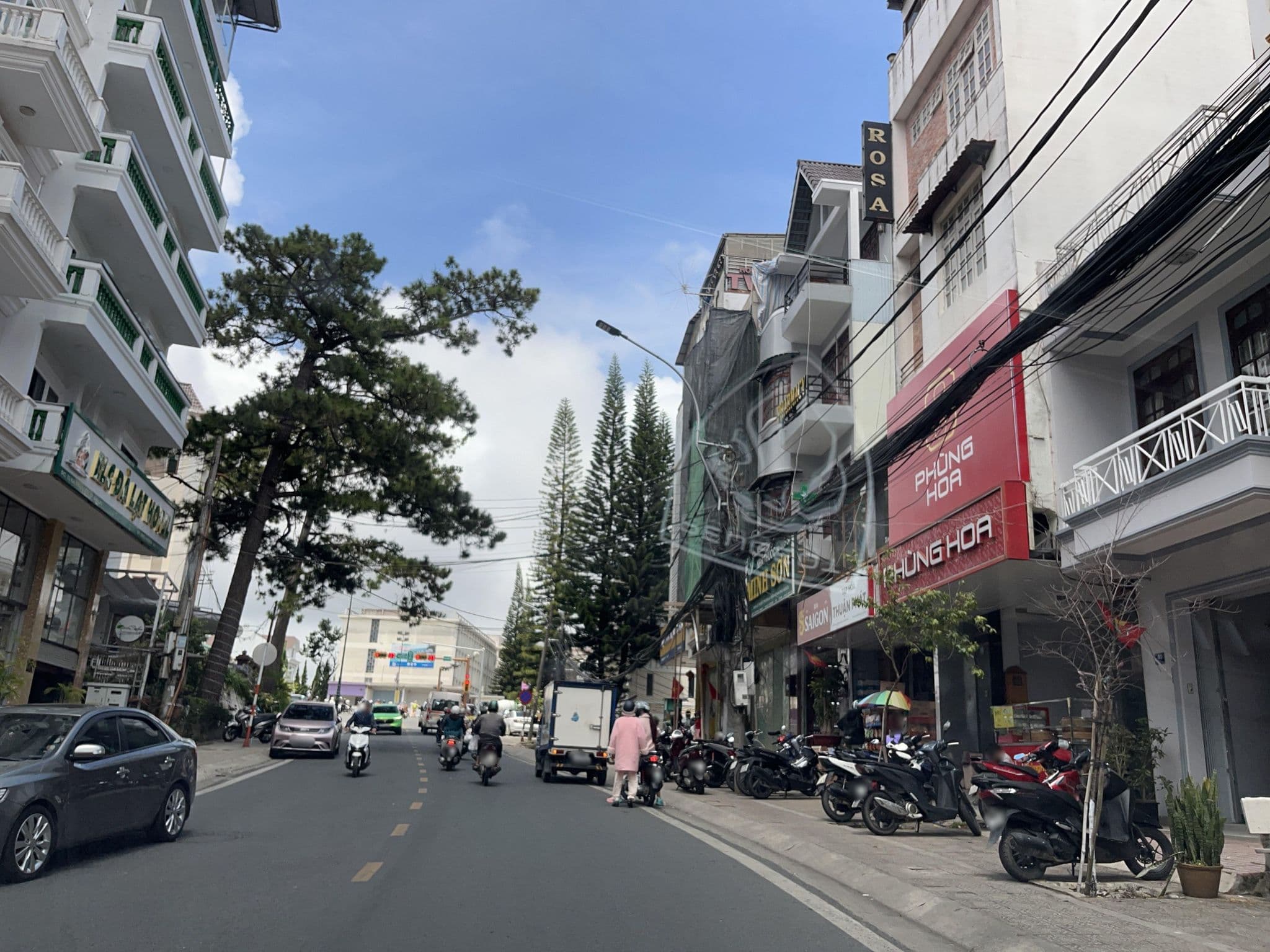 Street view near Hải Đường Hotel, Ðà Lạt