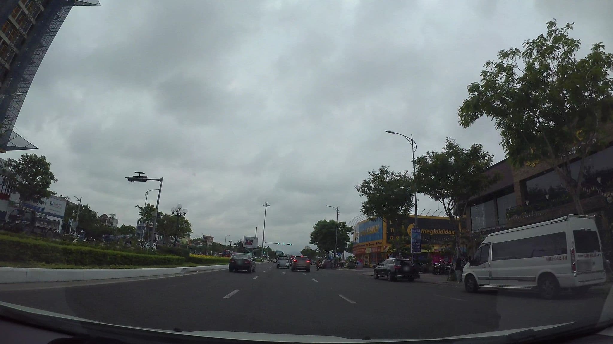Street view near Hiyori Garden Tower, Sơn Trà