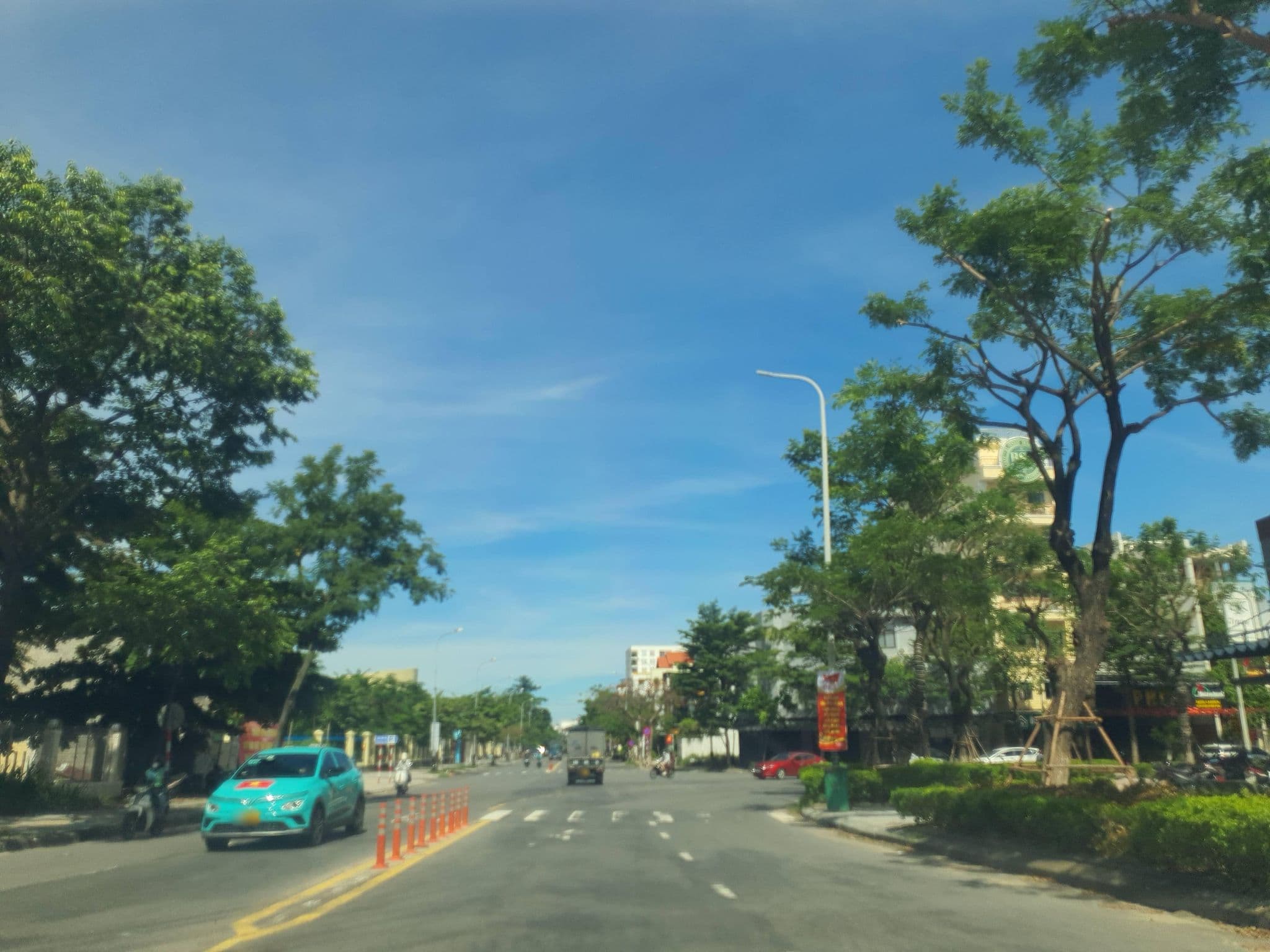 Street view near Euro Star, Sơn Trà
