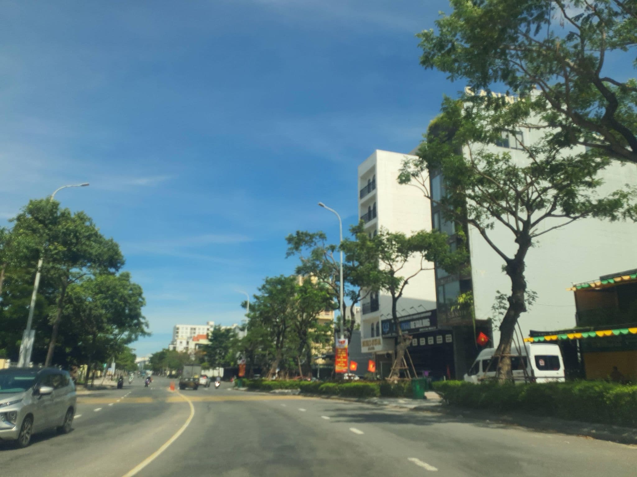 Street view near Xenia, Sơn Trà