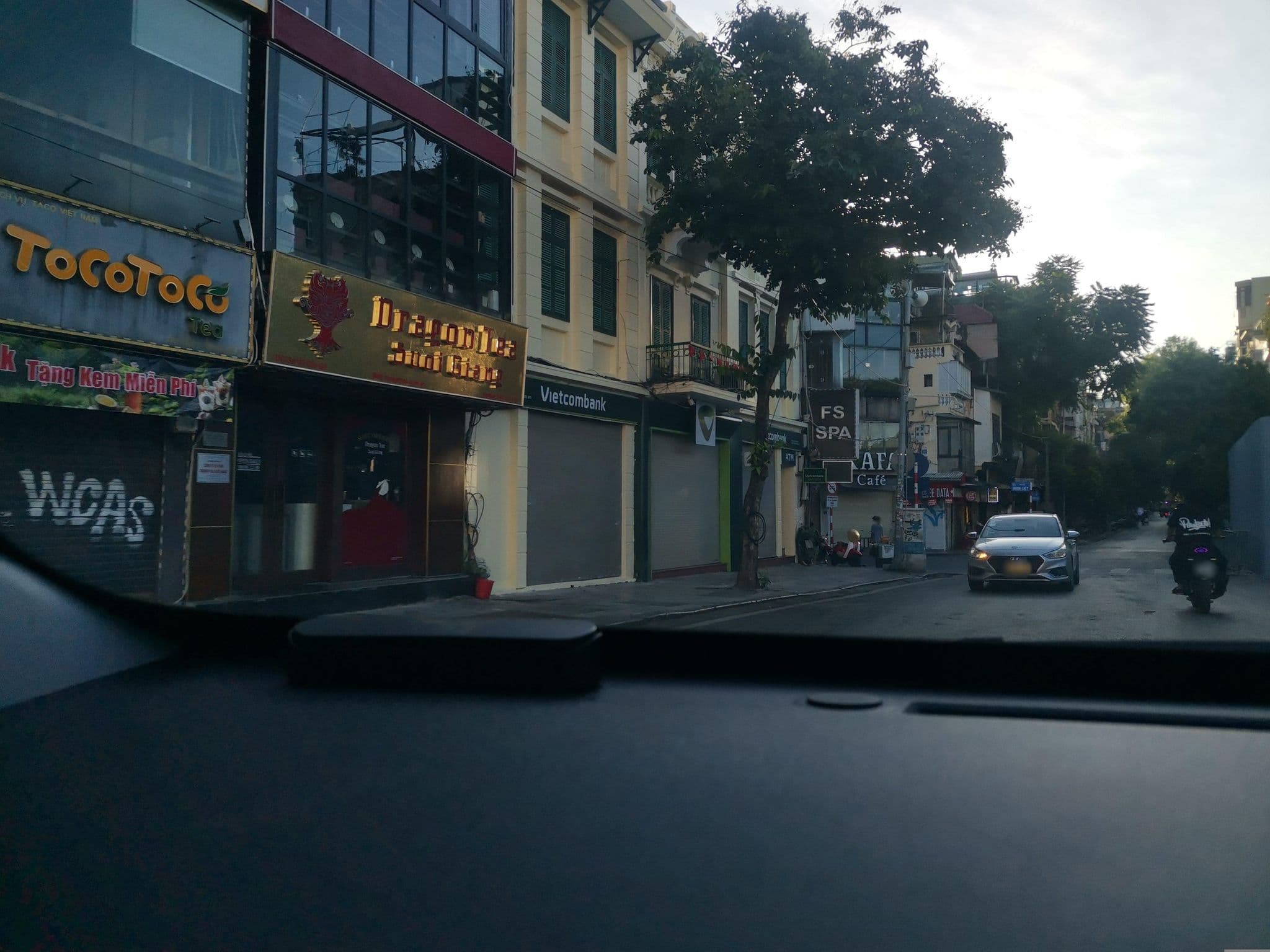 Street view near DE LA SOIE Hotel & Travel, Hoàn Kiếm — © hn_left_2 (CC BY-SA · Mapillary)