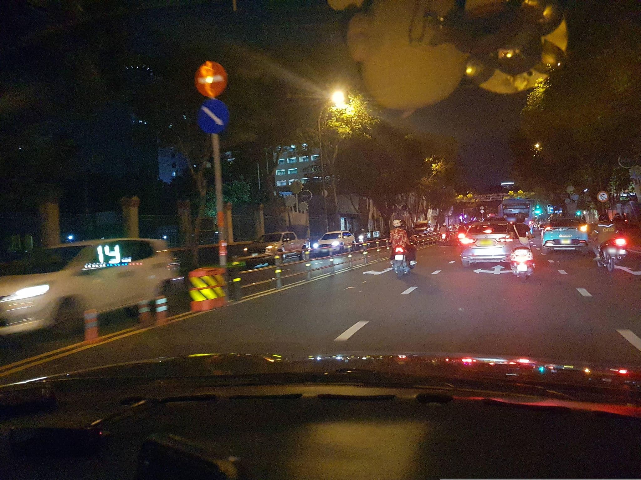 Street view near Khách sạn Sofitel Plaza Saigon, Quận Bốn