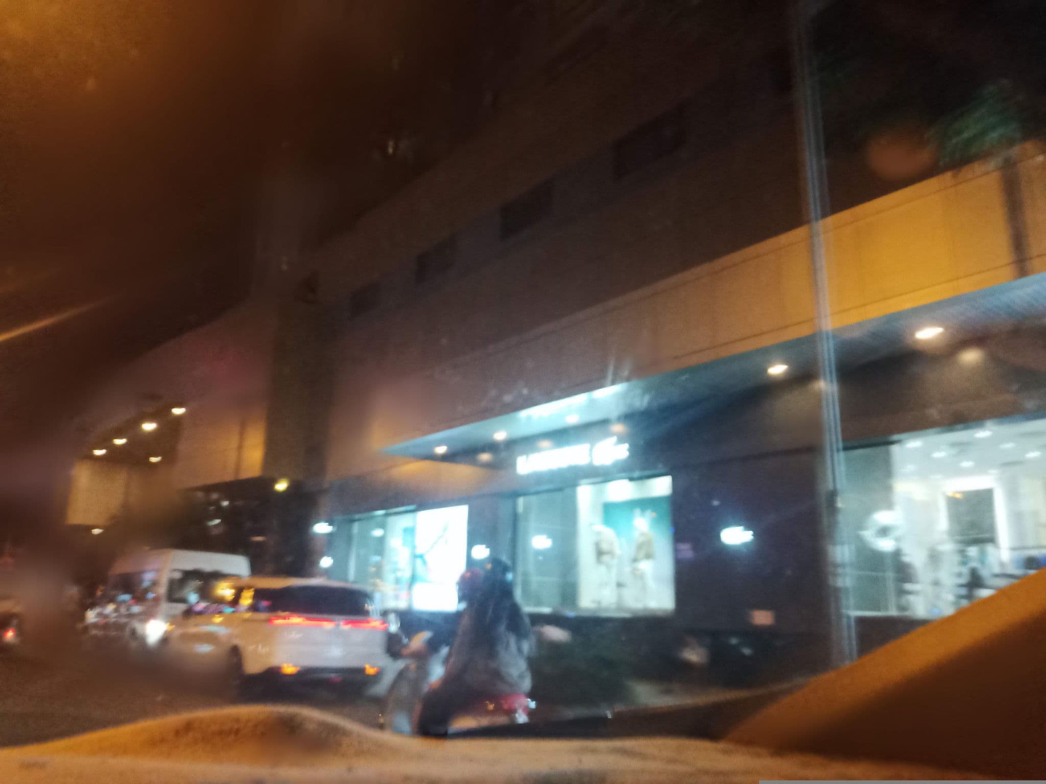 Street view near New World Hotel, Quận Ba — © sg_right_1 (CC BY-SA · Mapillary)