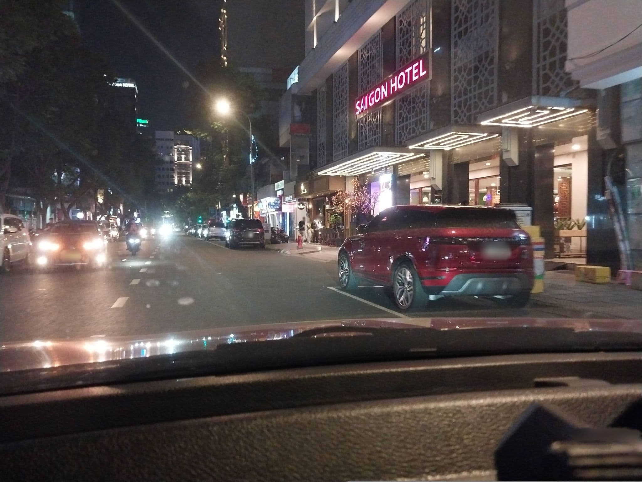 Street view near Khách Sạn Sheraton Saigon, Quận Bốn — © sg_front_1 (CC BY-SA · Mapillary)