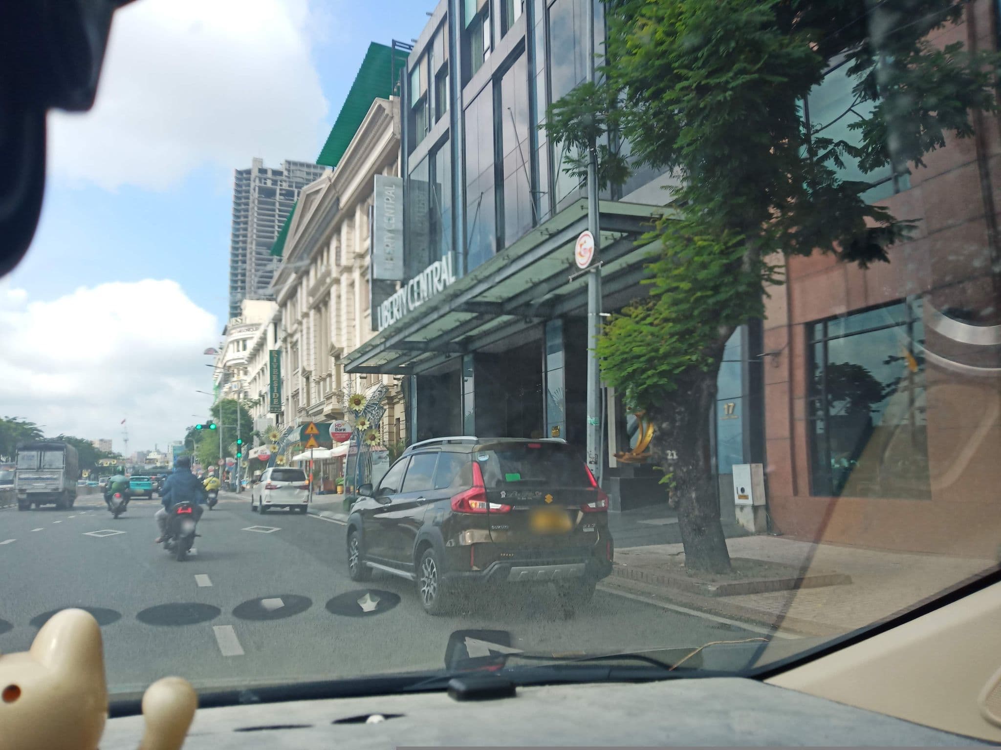 Street view near Khách sạn Renaissance Riverside Sài Gòn, Quận Bốn — © sg_right_1 (CC BY-SA · Mapillary)